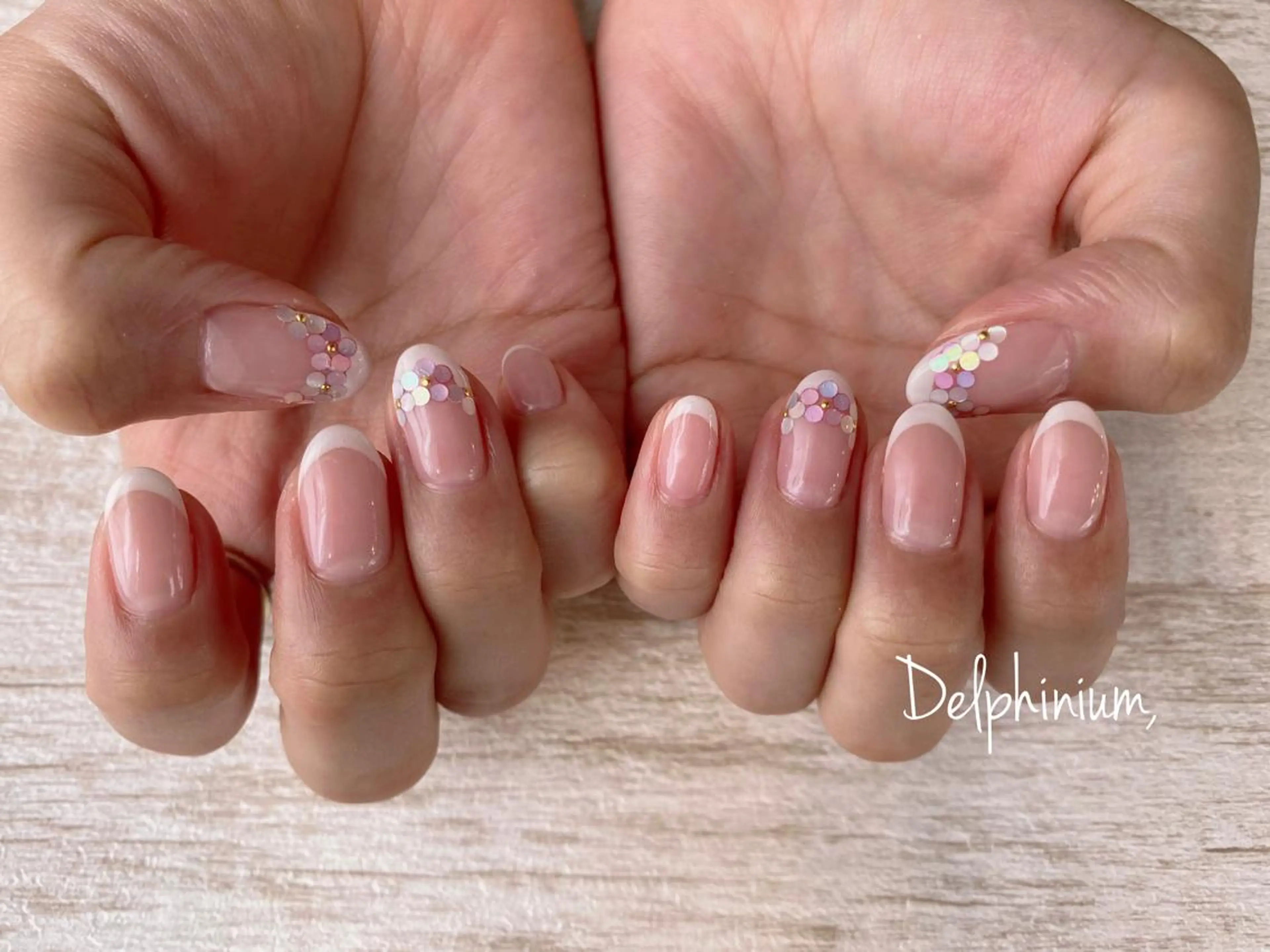 ネイル フレンチネイル ホログラムネイル オフィスネイル ピンク ピンクベージュ ハンドネイル 岡本 友恵のネイルデザイン
