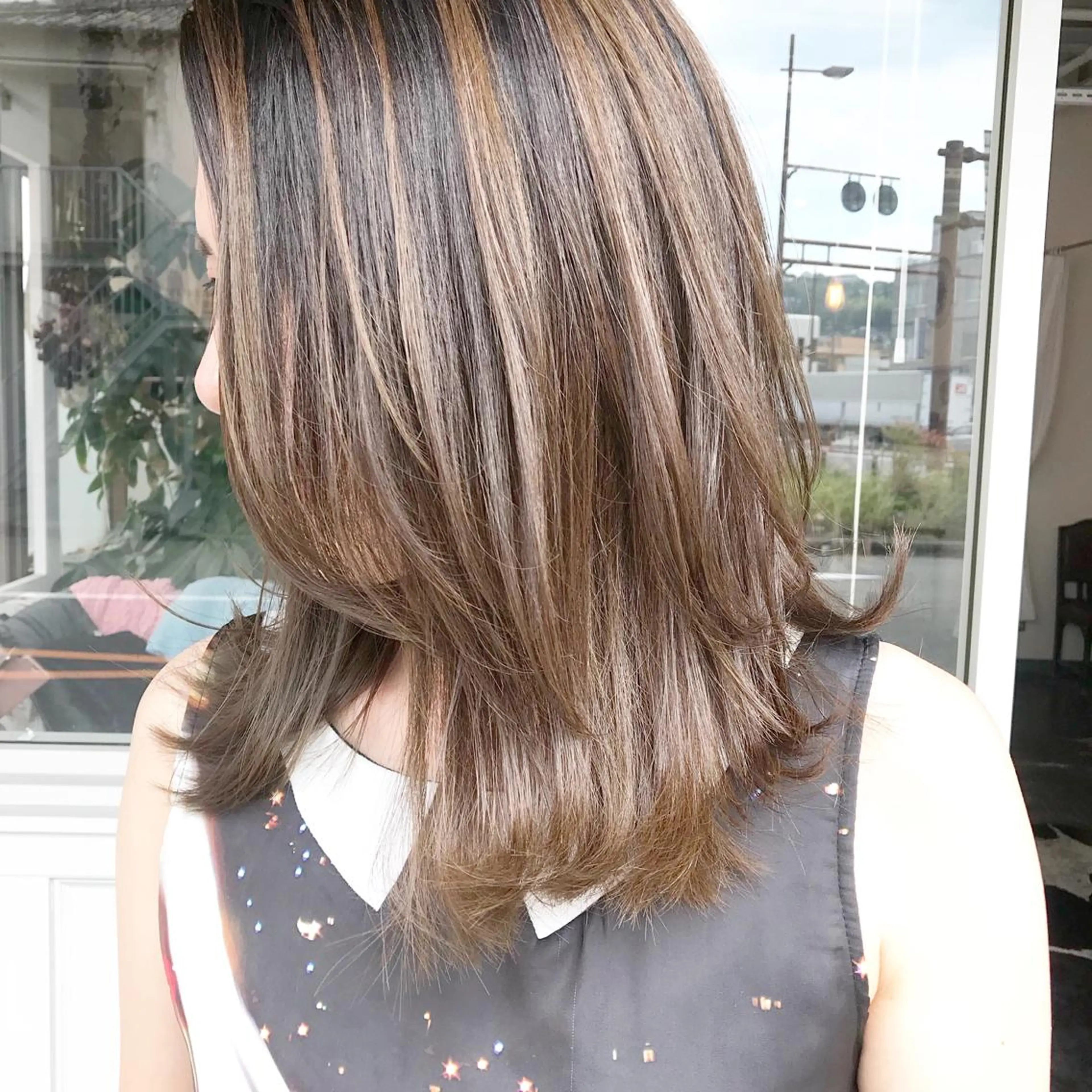 ミディアム カラー ヘアアレンジ お団子ヘア 切りっぱなしボブ バレイヤージュ ブリーチ グラデーションカラー Mariana/ 鶴原-ハイライトのヘアスタイル