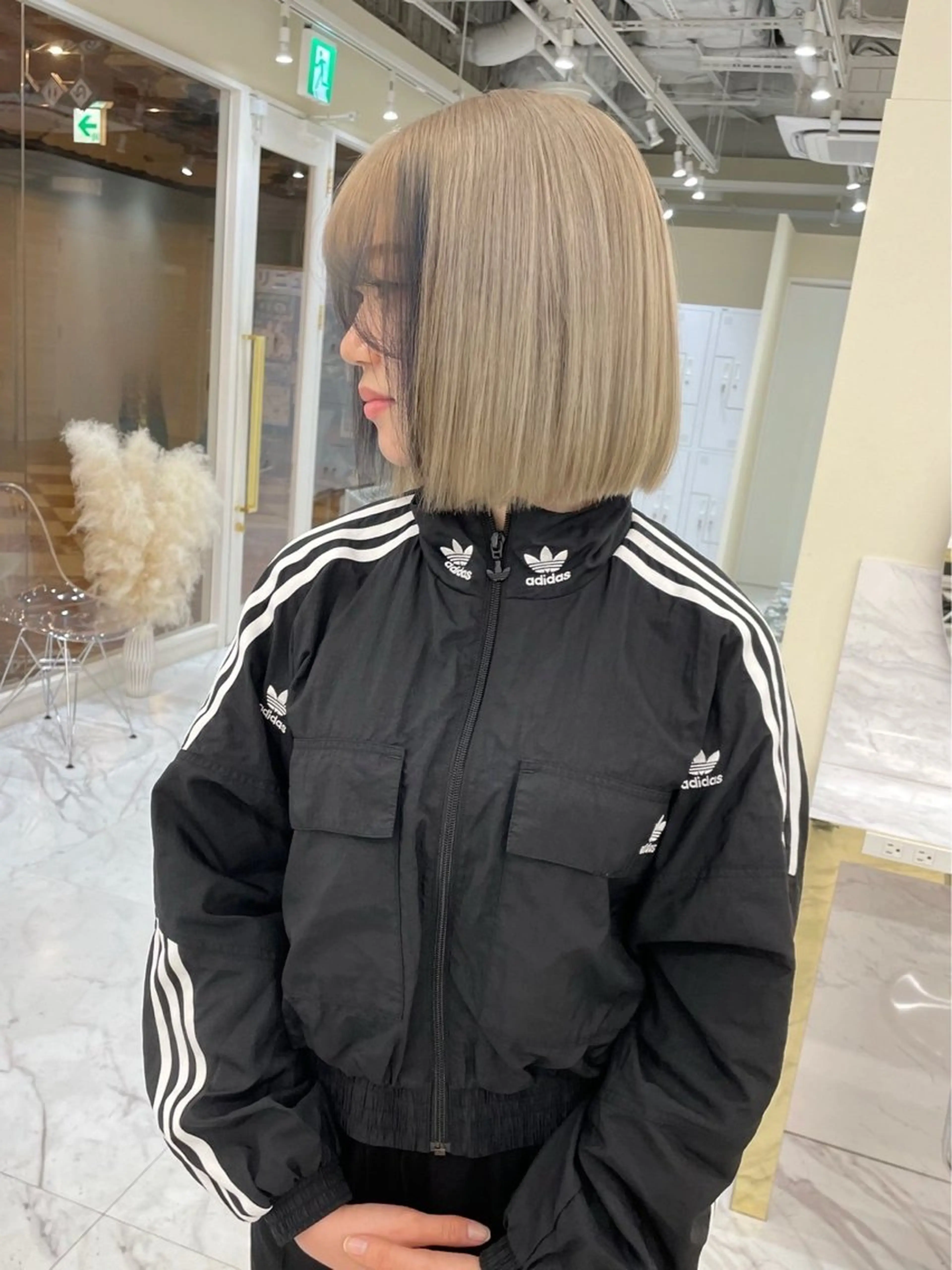 ショート カラー アッシュ ベージュカラー ブリーチ 透明感カラー ダブルカラー カット ヘアカラー レイヤー /髪質改善/ariのヘアスタイル