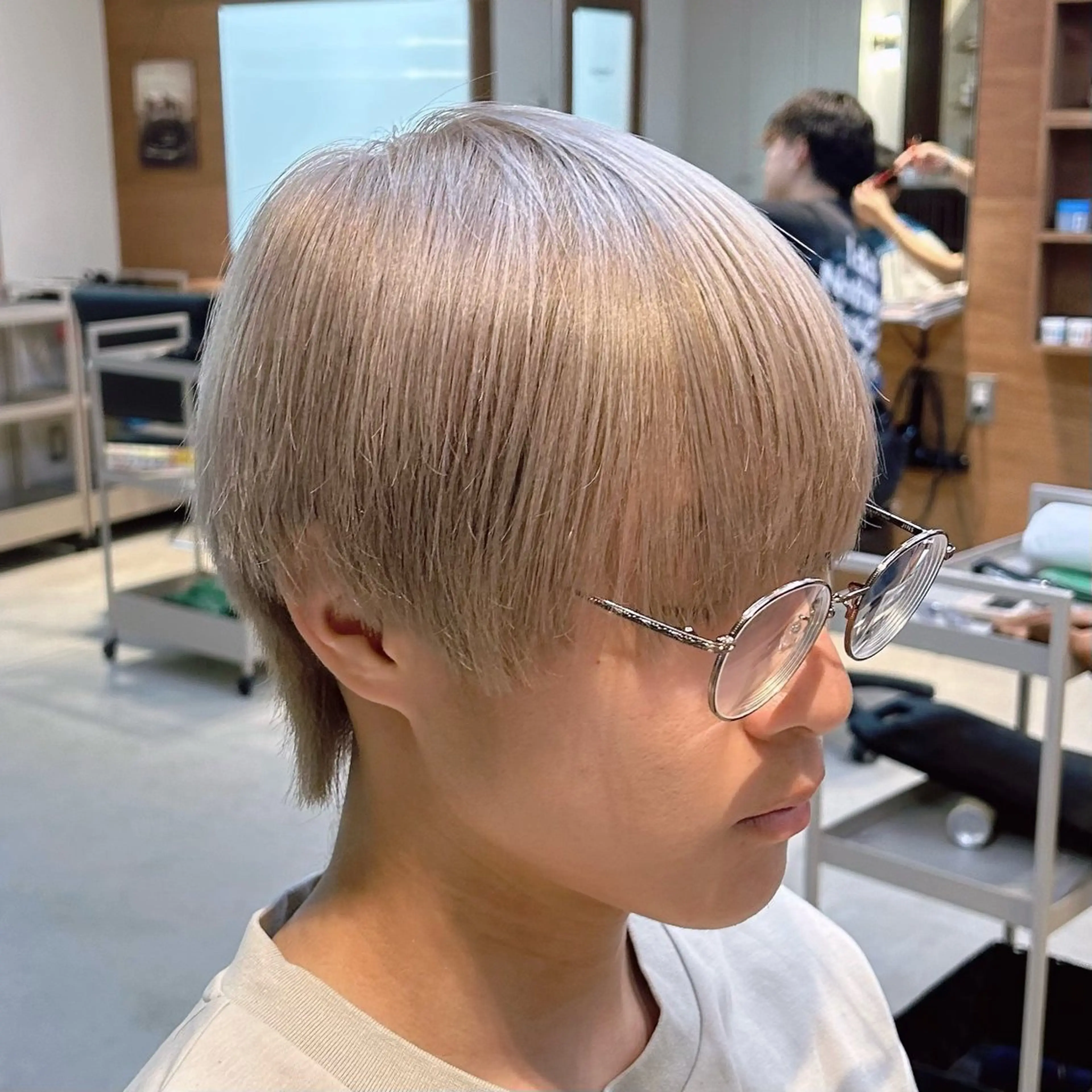 ショート カラー メンズ ベージュカラー ミルクティーベージュ ホワイトミルクティーベージュ メンズパーマ✨️村越 雄斗のヘアスタイル