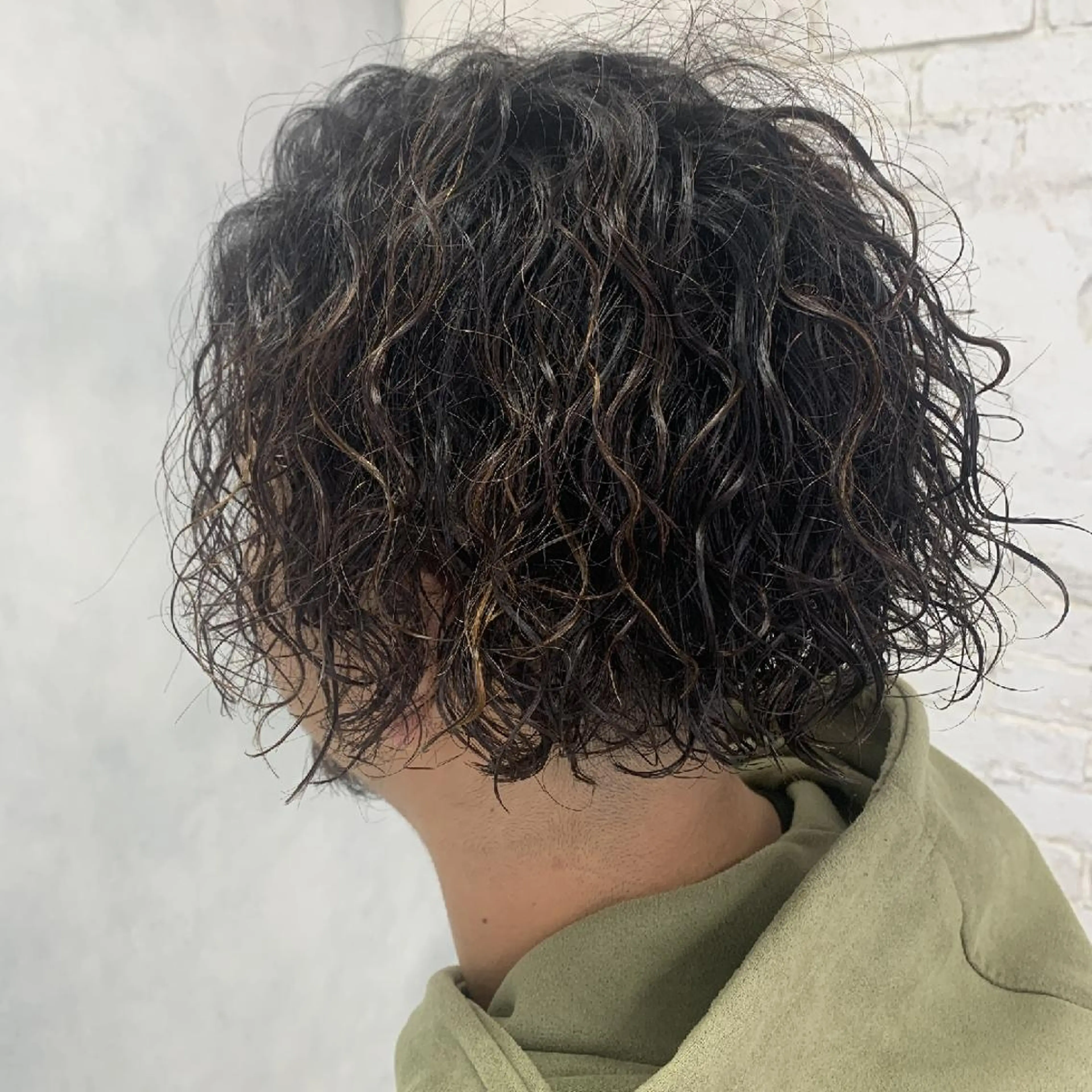 ミディアム パーマ メンズ ミディアムパーマ メンズパーマ メンズツイストパーマ ツイストパーマ パーマ 縮毛矯正 トリートメント nameless髪質 改善ブリーチ心斎橋のヘアスタイル