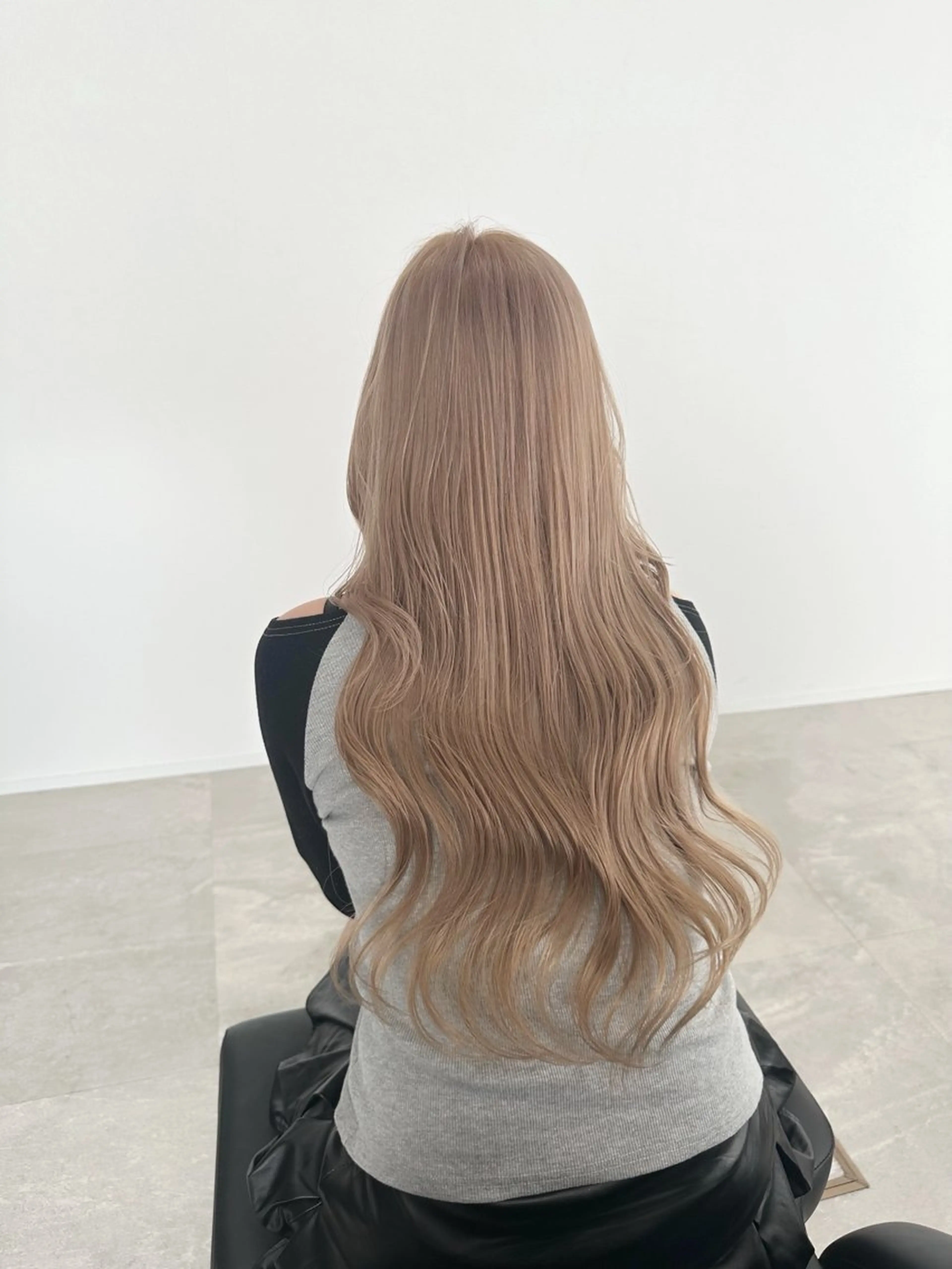 ロング Mei/ハイトーン/ シャドールーツのヘアスタイル