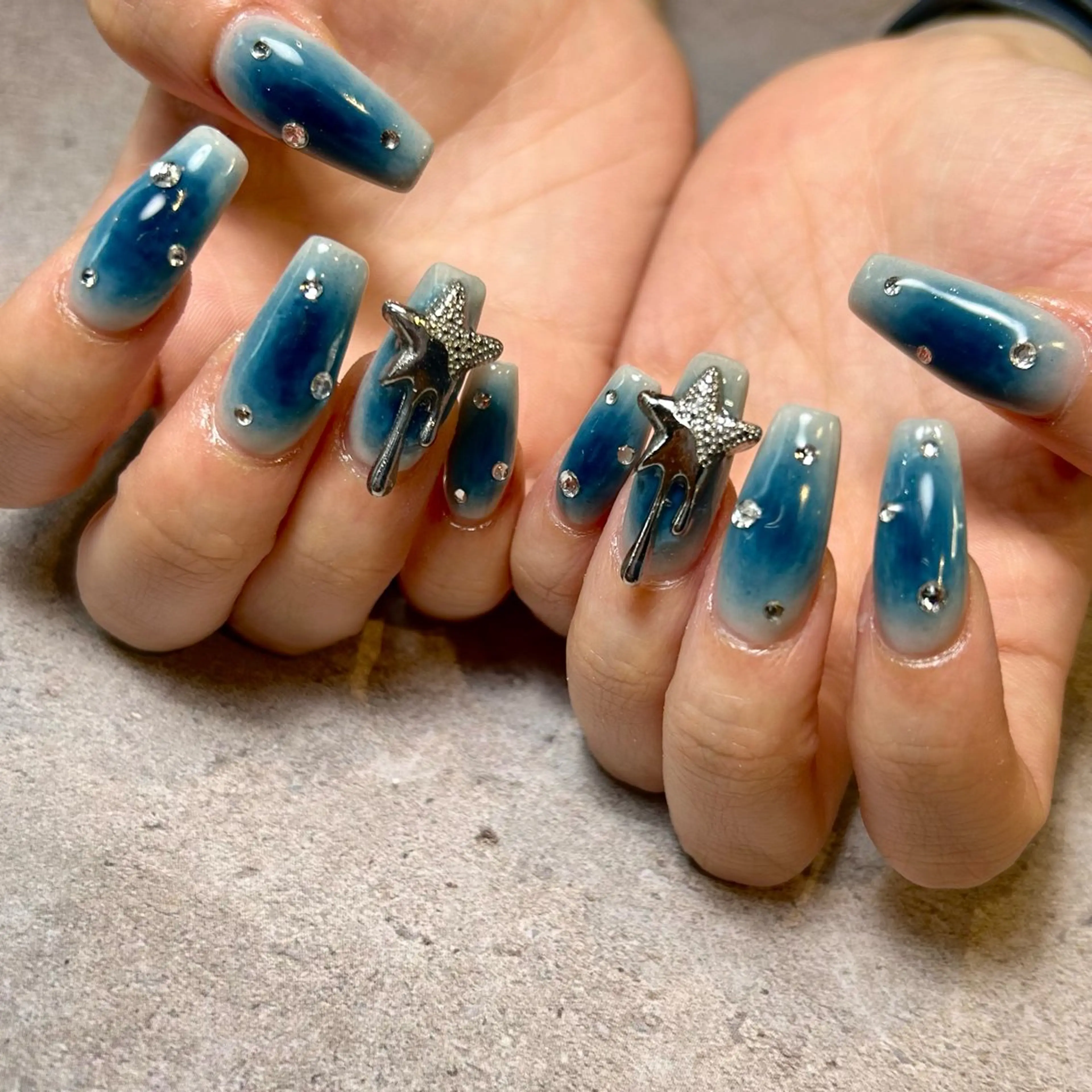 ネイル ブルー チークネイル 持ち込み ハンドネイル Reflection marikoのネイルデザイン