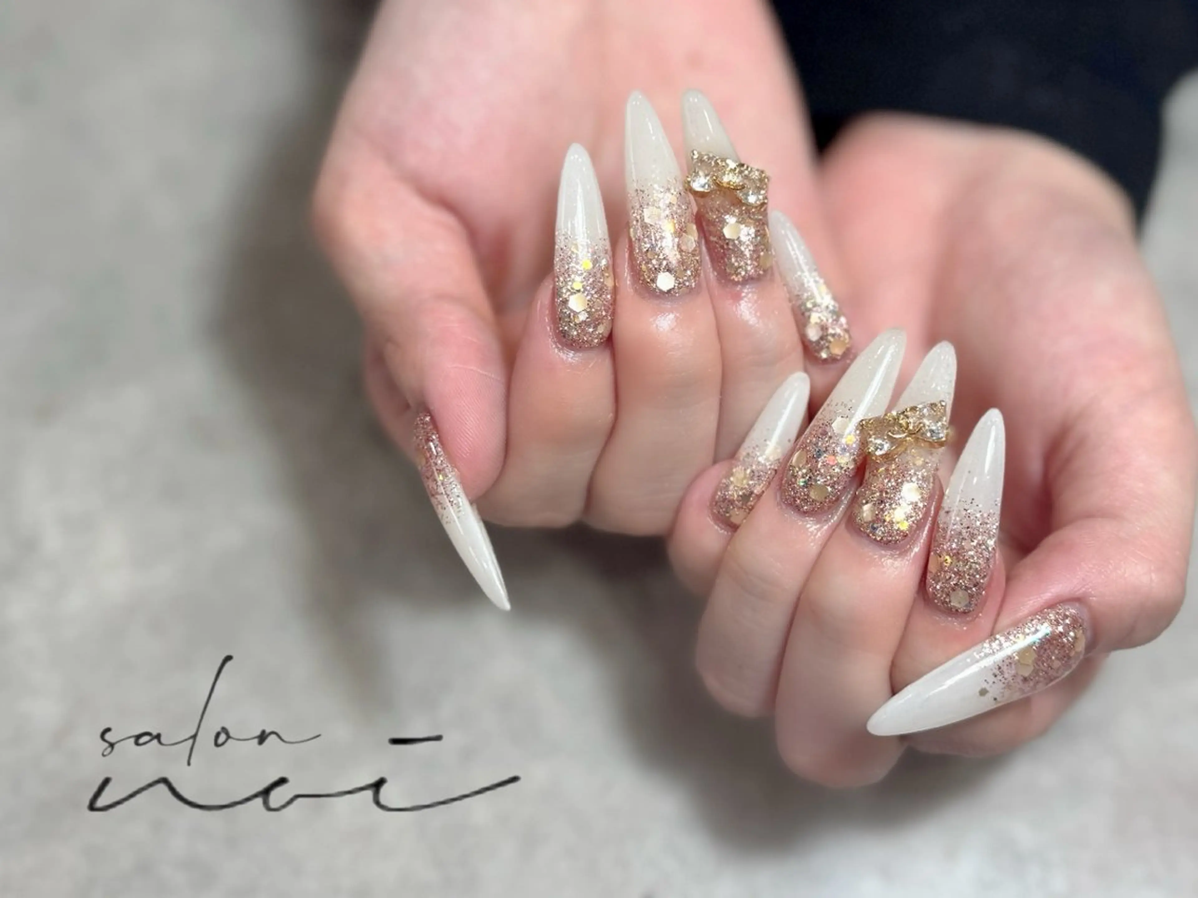 ネイル ゴールド ホワイト ハンドネイル salon noi所属・salon noiのネイルデザイン