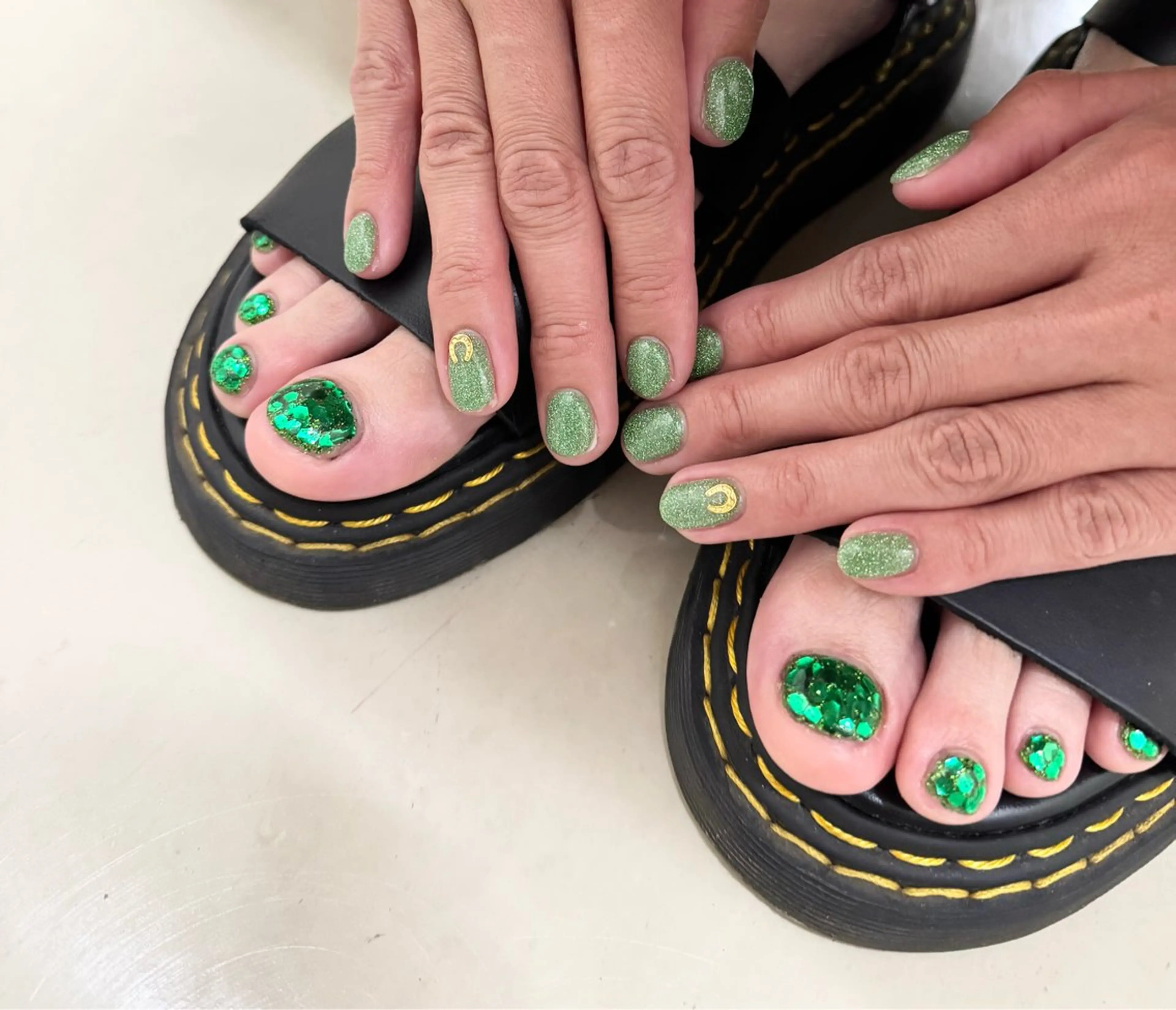 ネイル フラッシュネイル フットネイル ジェルネイル グリーン ラメ(グリッター) ハンドネイル フットネイル MIMnail メンズネイリストのネイルデザイン