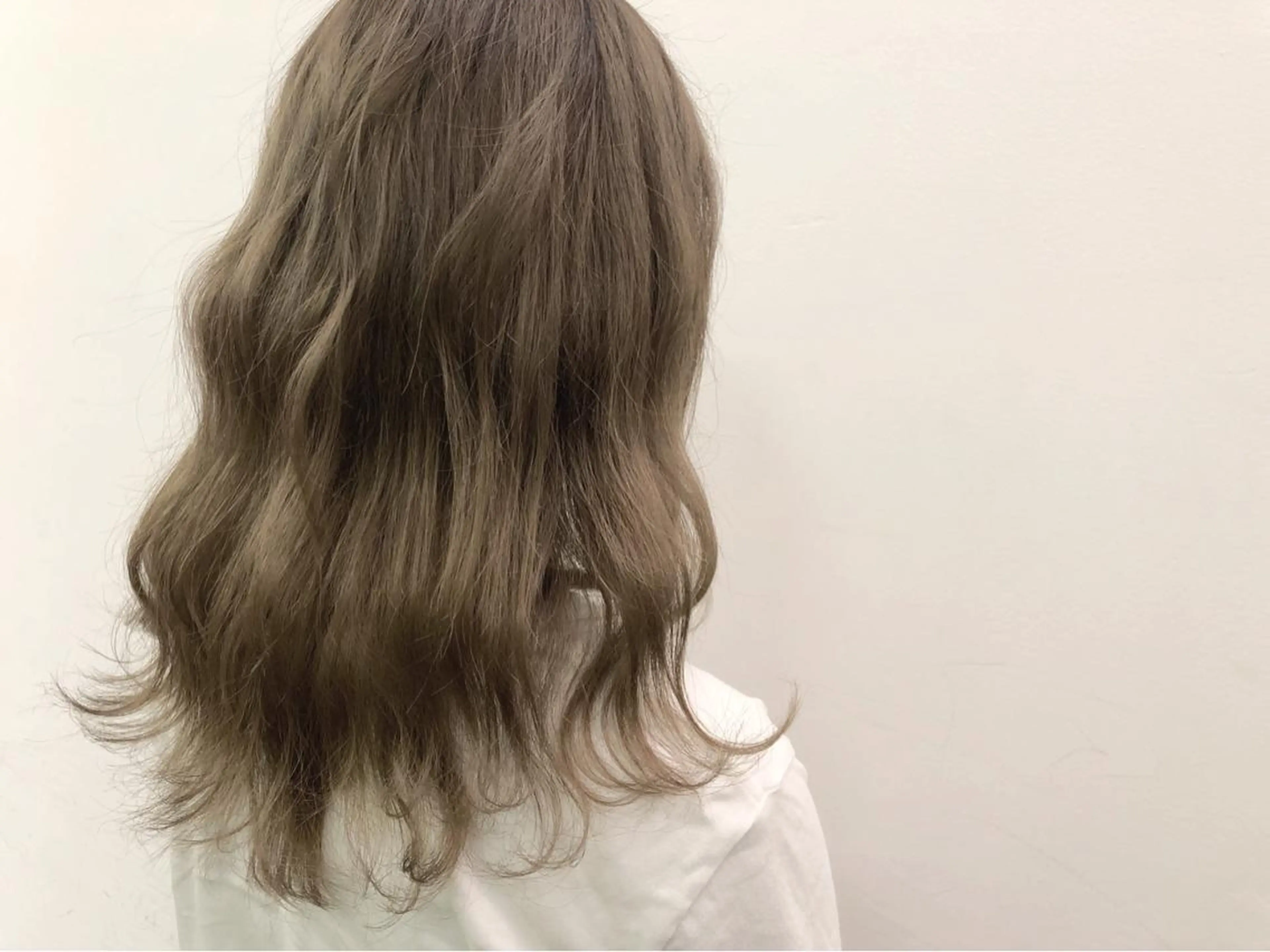 セミロング カラー ベージュカラー ミルクティーベージュ メンズ レイヤー ウルフ 弓木啓輔のヘアスタイル