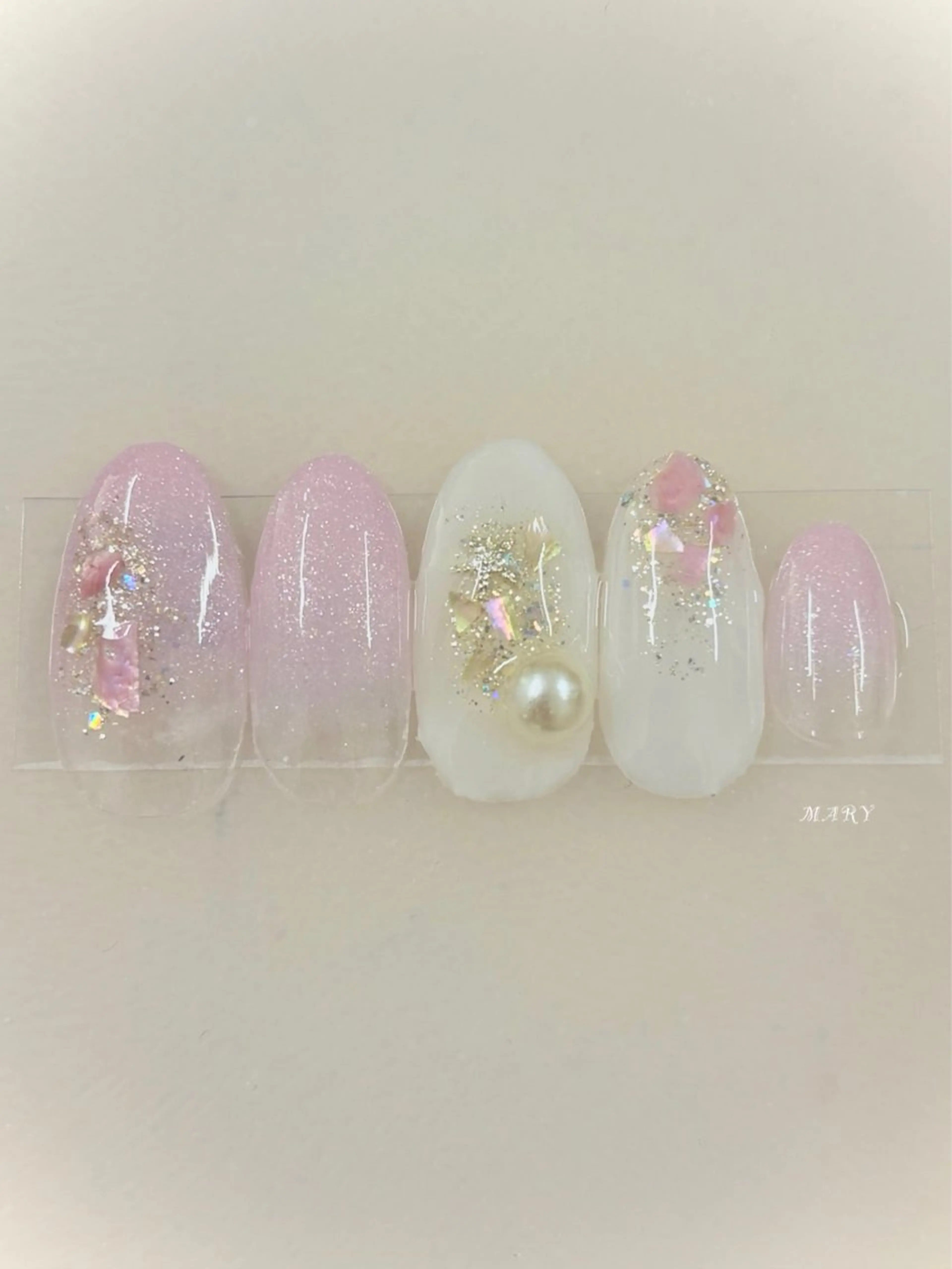 ネイル グラデーション キラキラネイル ニュアンスネイル ピンク 夏ネイル ハンドネイル Mary nail所属・Mary nail .narumiのネイルデザイン