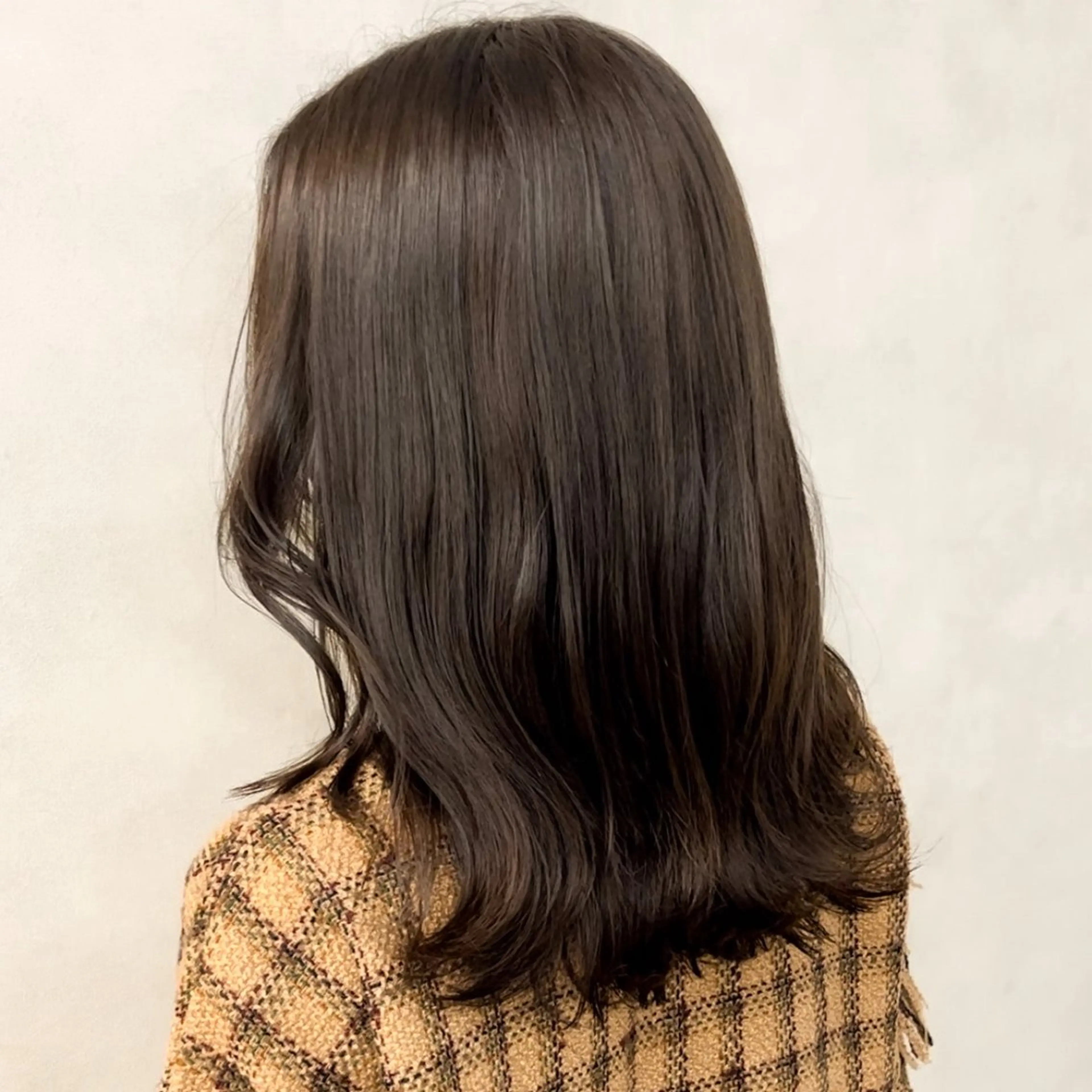 セミロング カラー ベージュカラー オリーブベージュ カット ヘアカラー FERIA あべの yumeho🍭のヘアスタイル