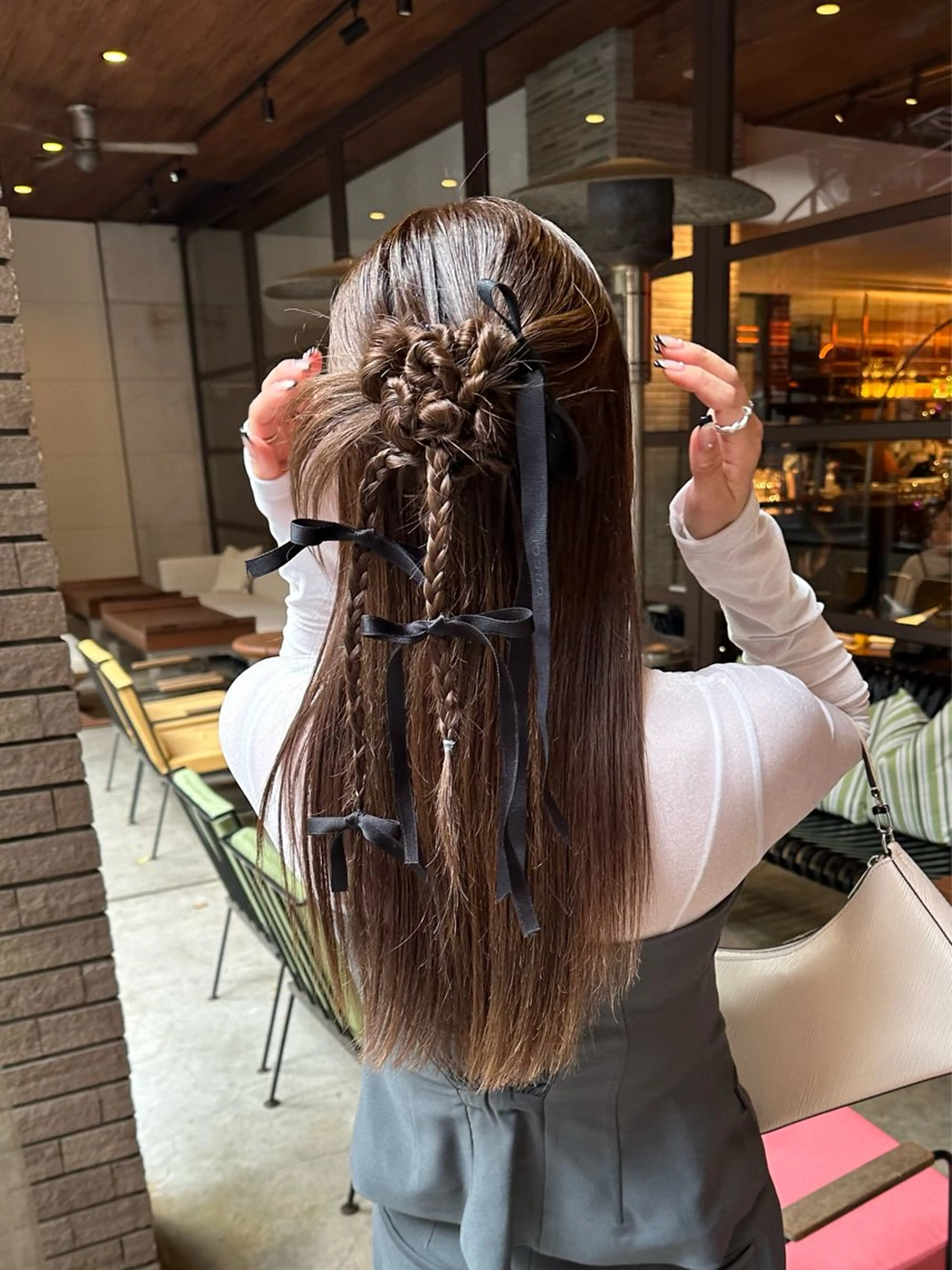 ロング Hug👩🏼‍🦱 ハイトーンボブのヘアスタイル