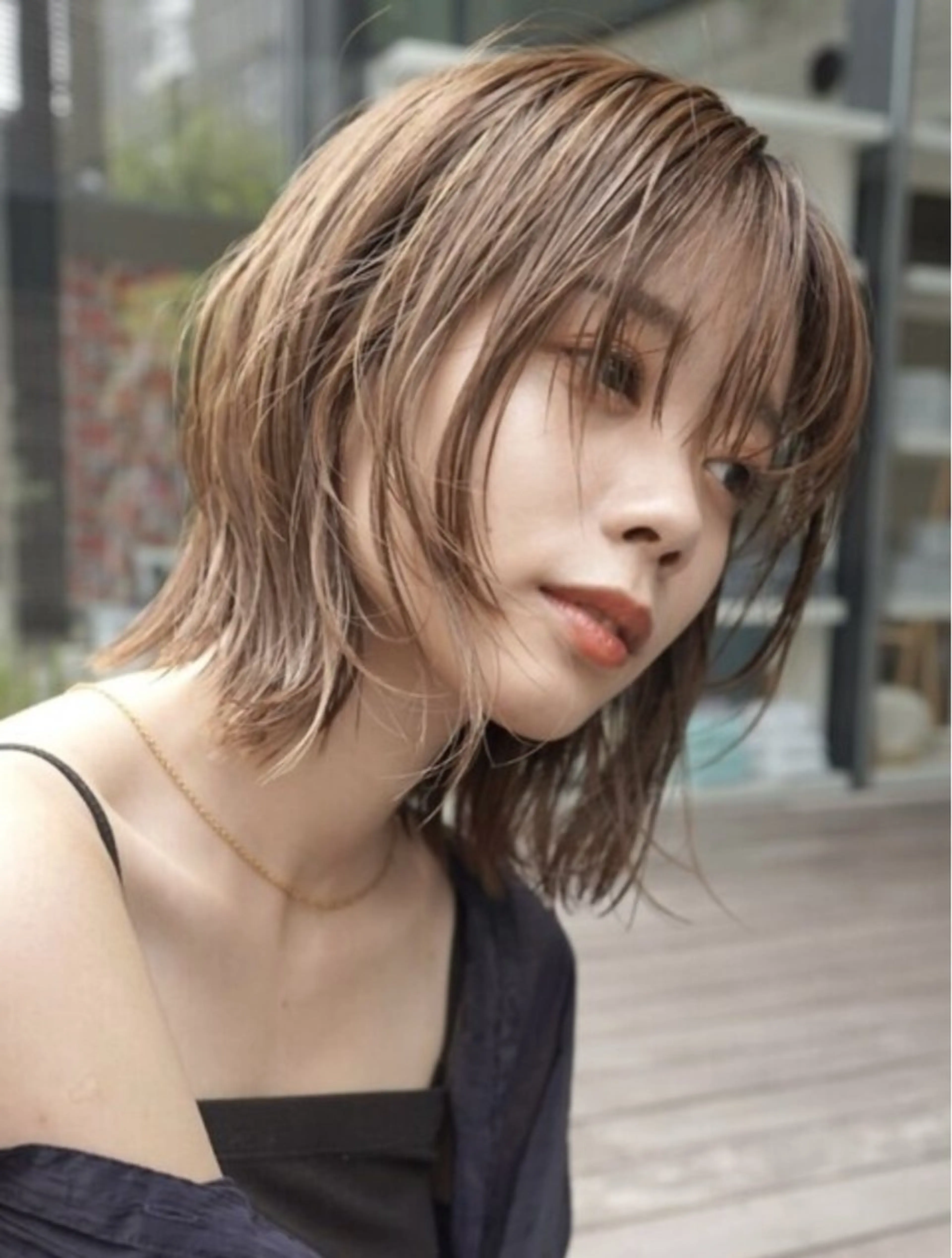 ミディアム カラー ヘアカラー 圧倒的 毛流れ センターパートのヘアスタイル