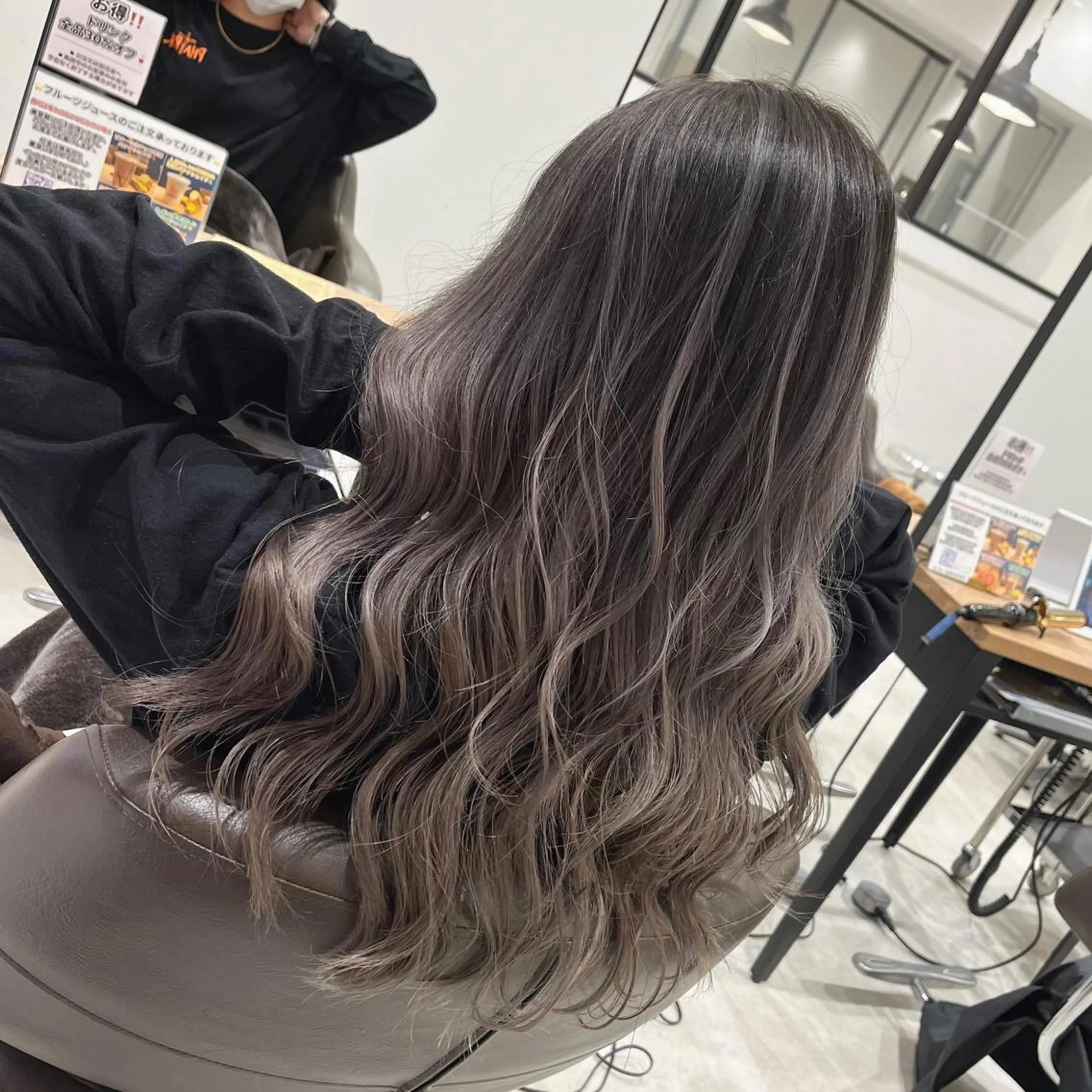 セミロング カラー バレイヤージュ シルバー レイヤーカット lien ヒジリのヘアスタイル