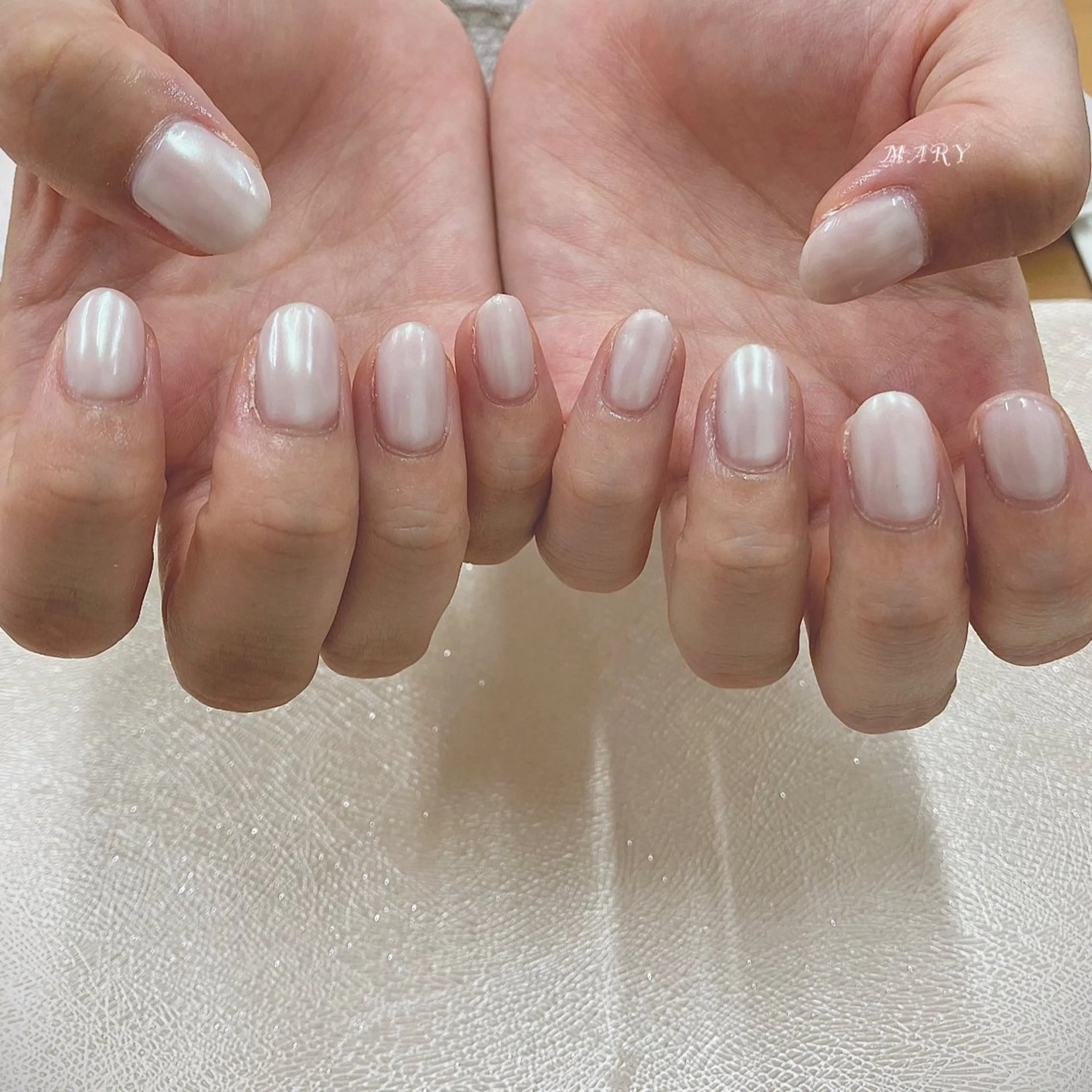 ネイル オーロラネイル ミラーネイル ニュアンスネイル ワンカラーネイル ホワイト ハンドネイル Mary nail .narumiのネイルデザイン
