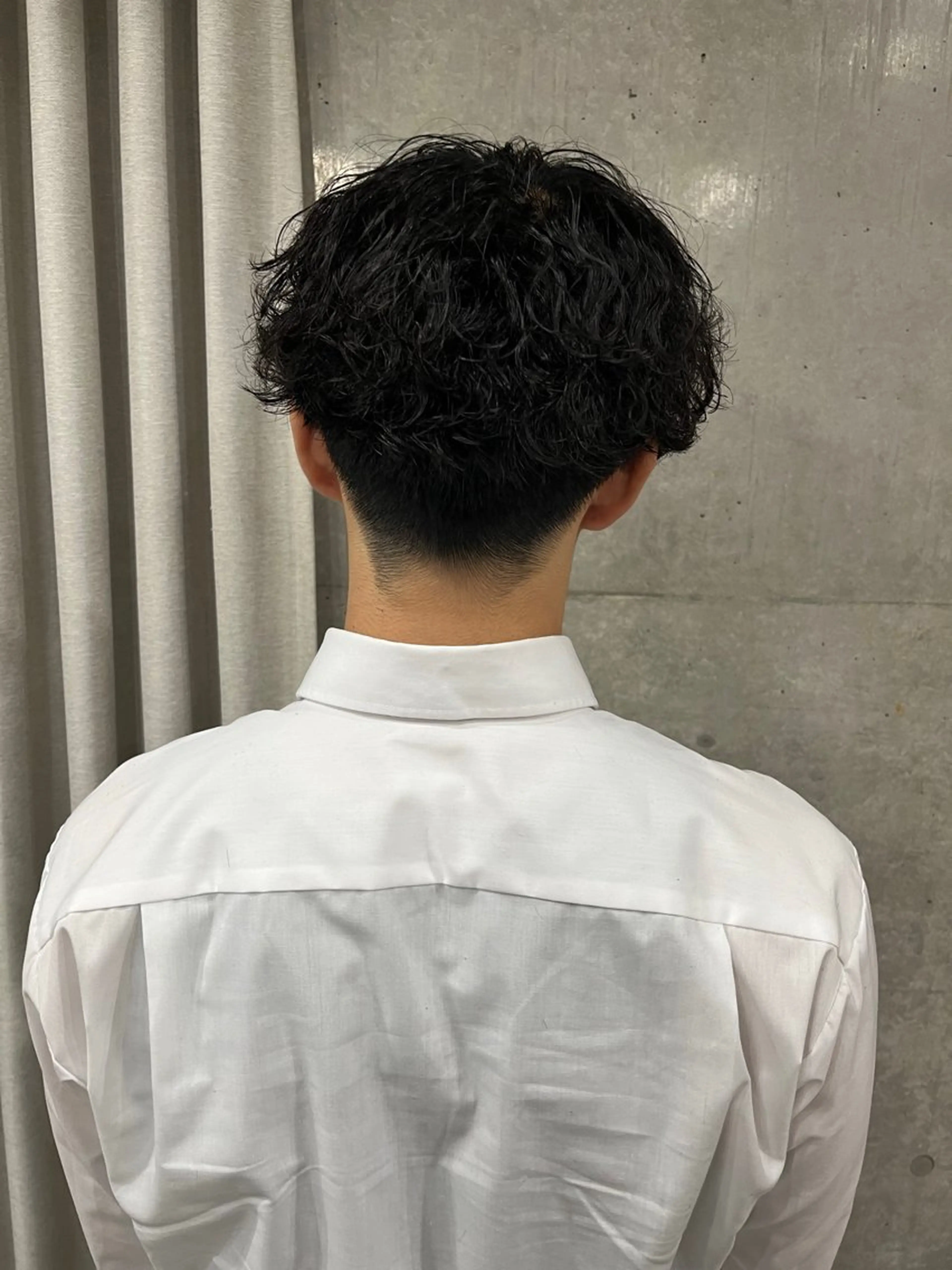 ショート パーマ メンズ カット パーマ 曲がる縮毛矯正 センターパートのヘアスタイル