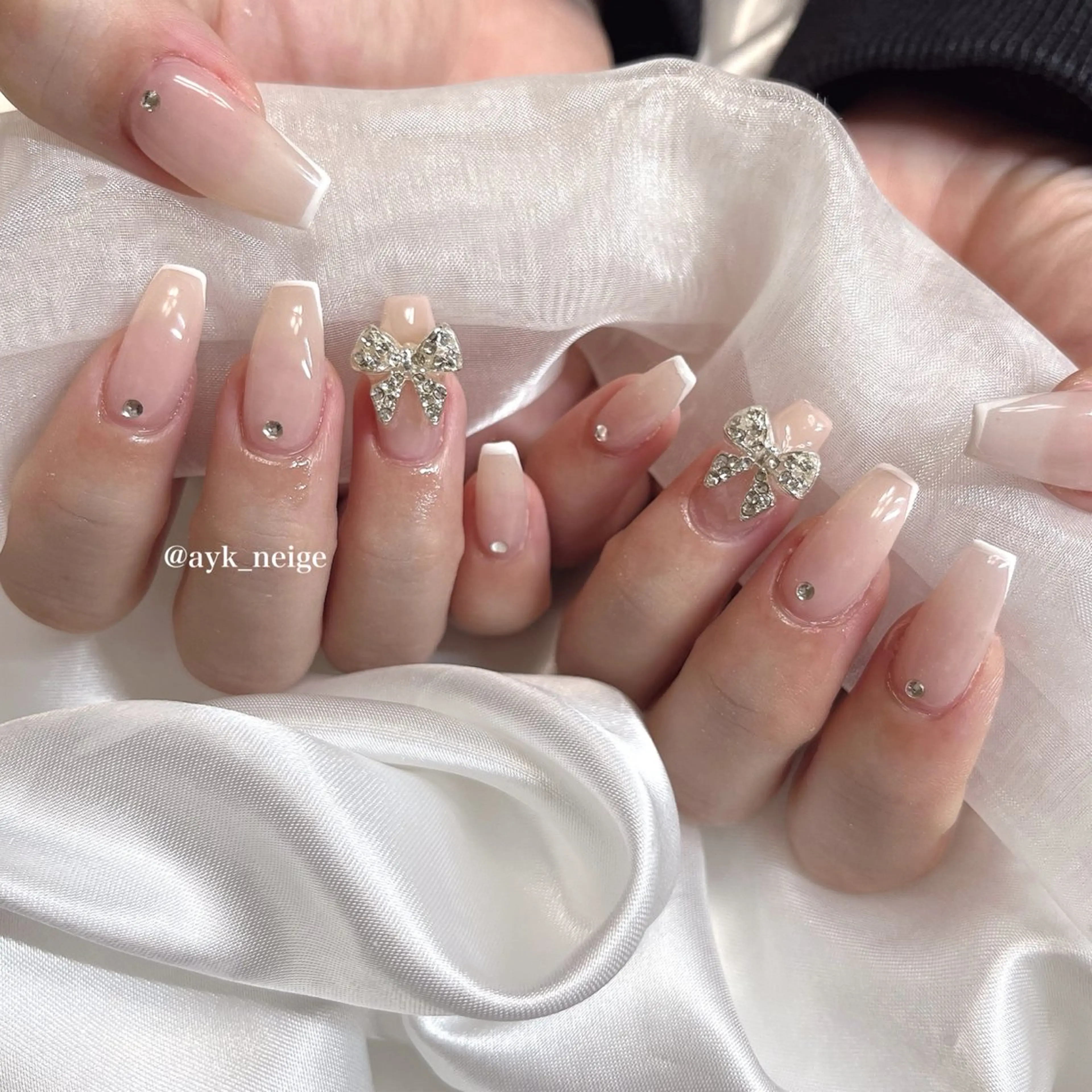 ネイル フットネイル キラキラネイル 韓国ネイル リボン シンプルネイル n'eige nail所属・大谷 綾香のネイルデザイン