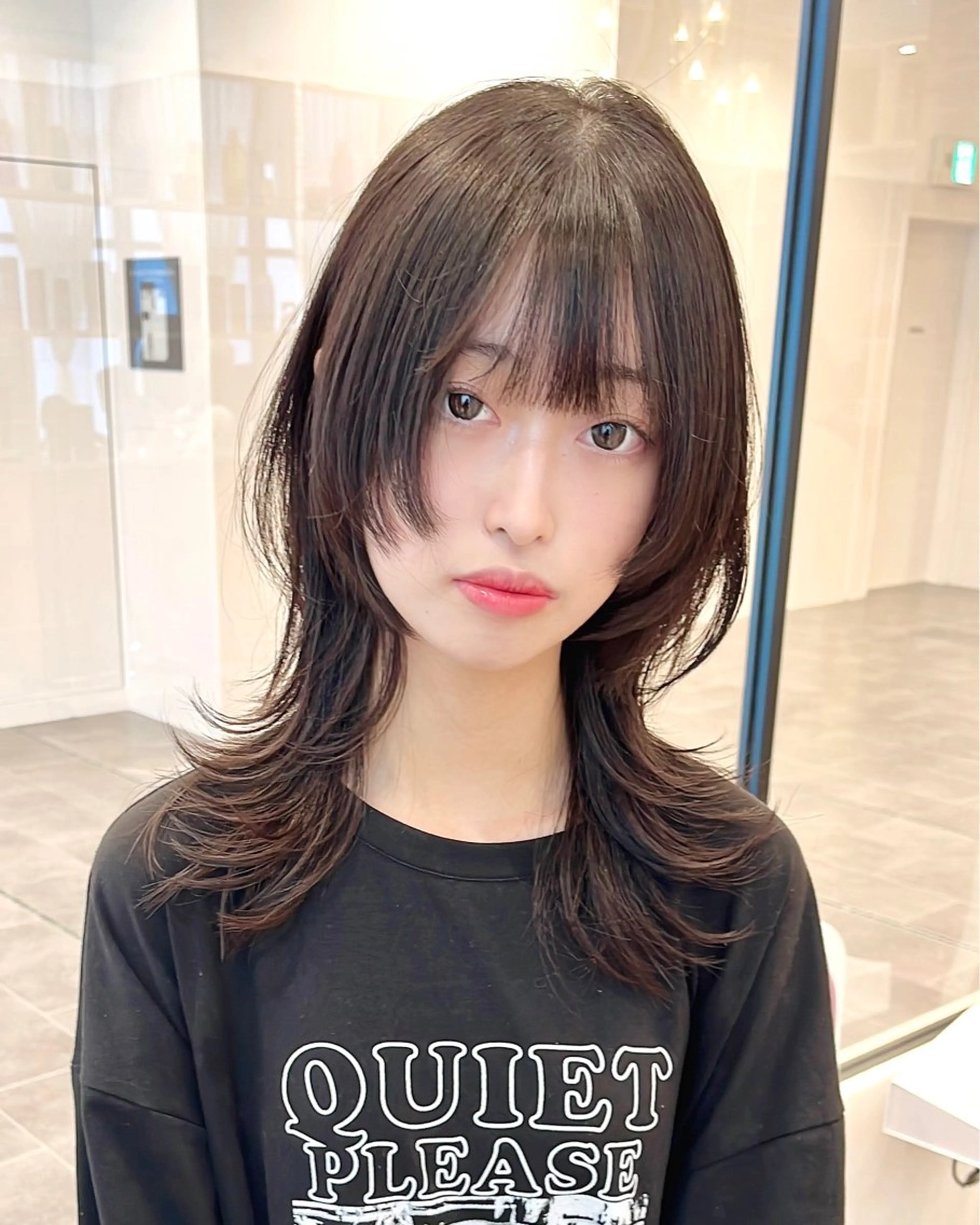 ミディアム くびれヘア レイヤーカット ウルフカット 大阪ウルフカット 🐺デザインカラーのヘアスタイル