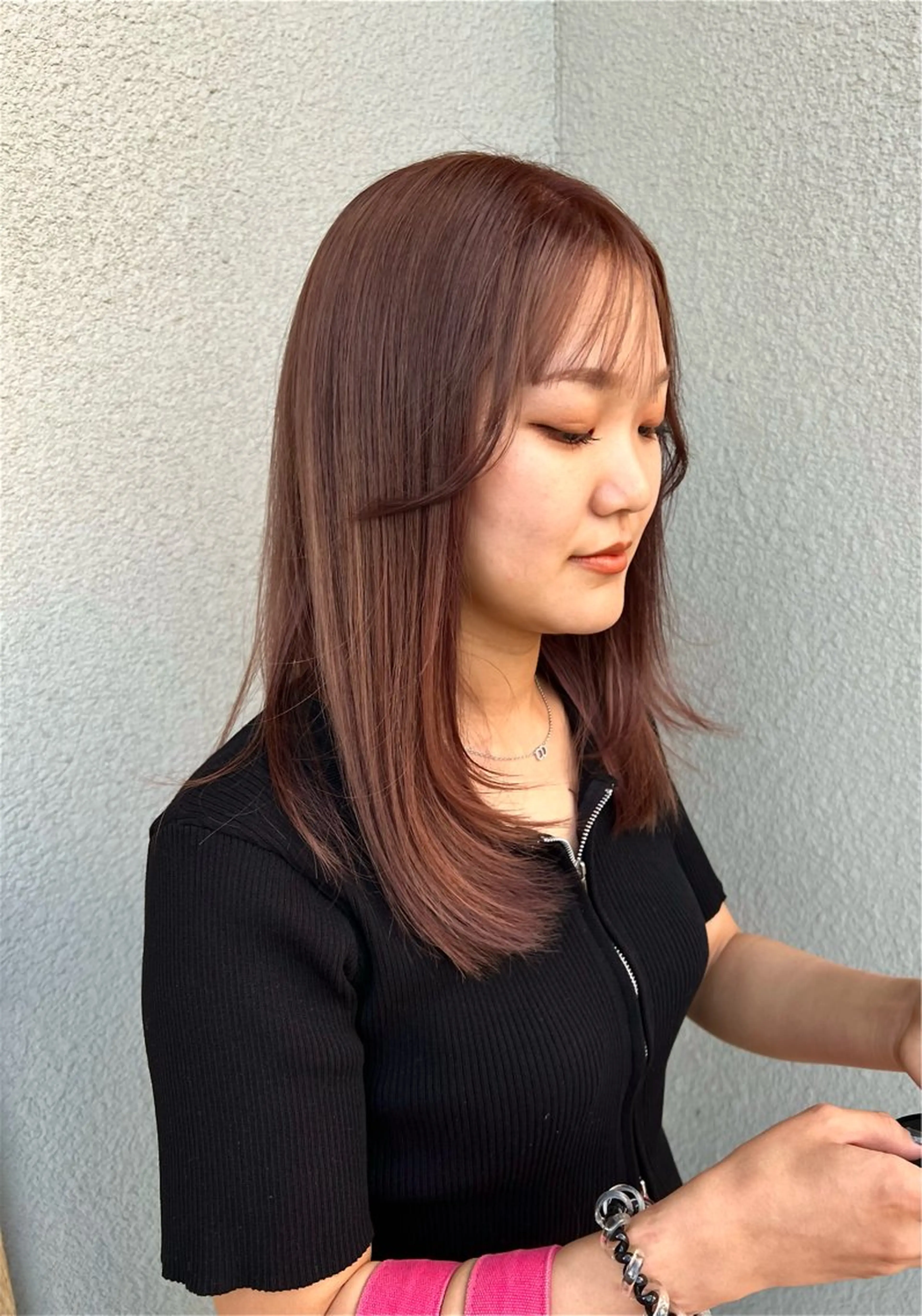 ミディアム カラー ブラウンカラー グラデーションカラー ピンクカラー ピンクブラウン カット ヘアカラー トリートメント LEBEN所属・今田 飛奈のヘアスタイル