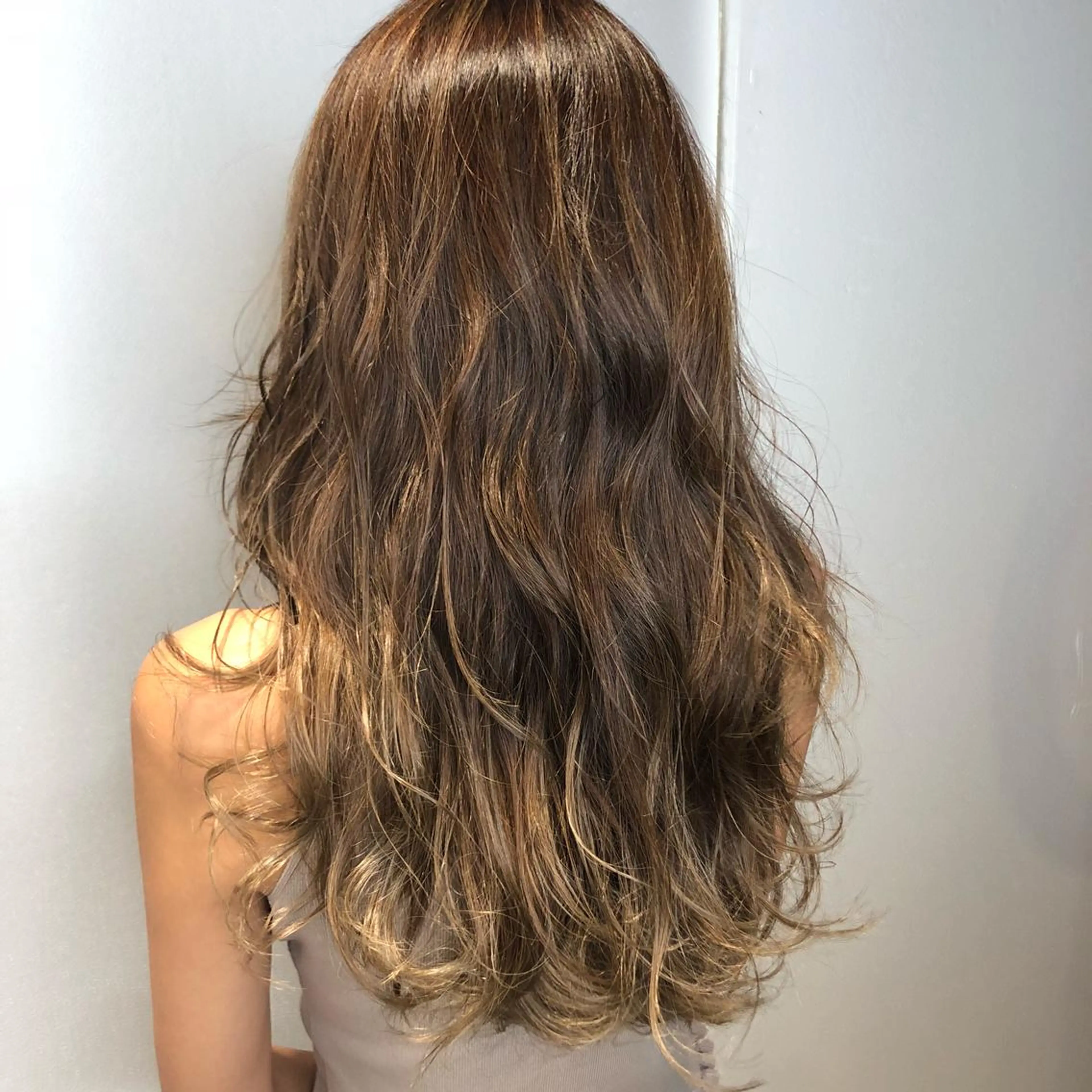 ロング カラー グラデーションカラー ハイライトカラー ハイライト ヘアカラー トリートメント 田中 アキオのヘアスタイル