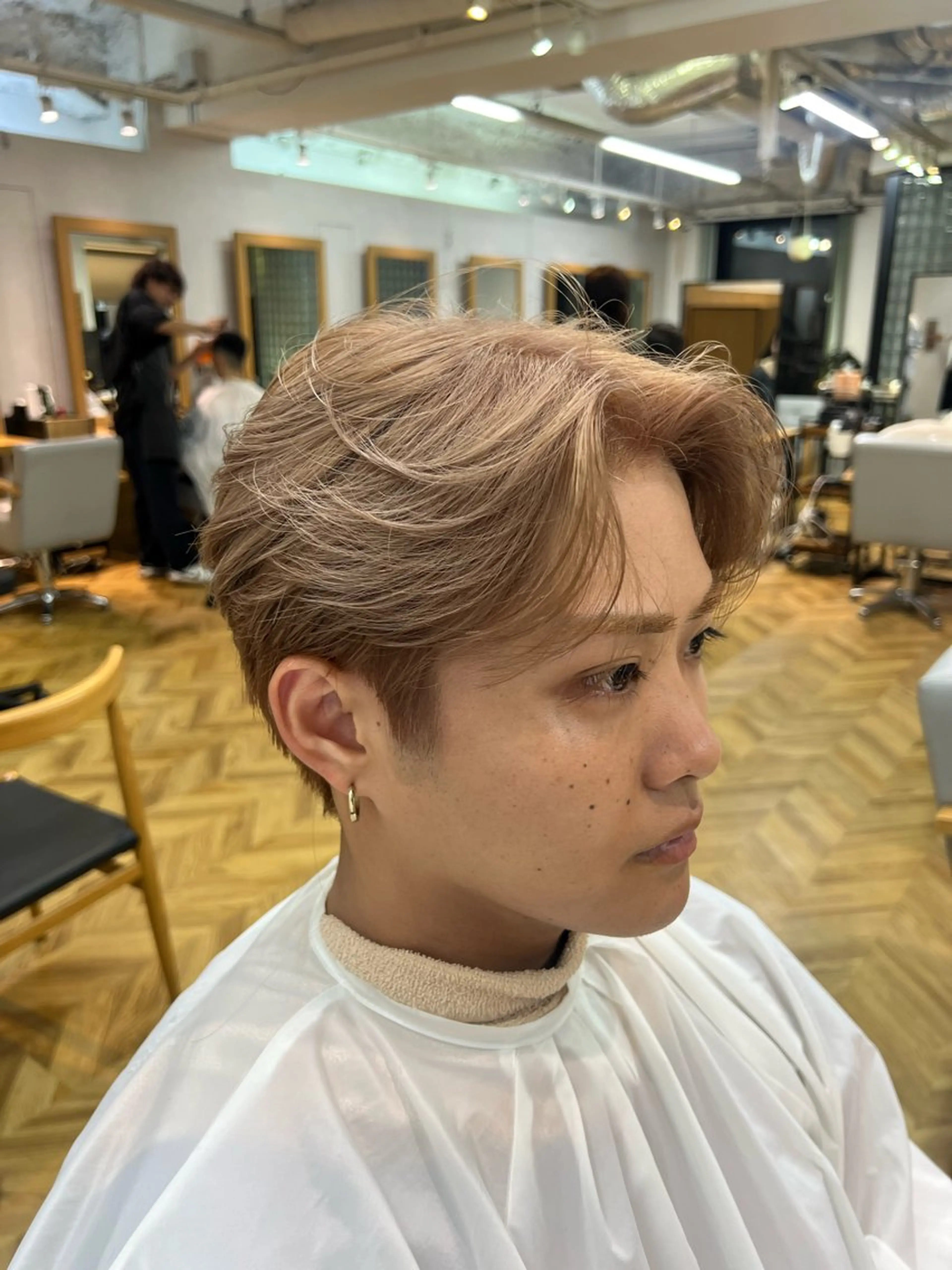 ショート カラー メンズ メンズブリーチ ベージュカラー ブリーチ メンズカット曲がる 縮毛矯正佐々木タクマのヘアスタイル