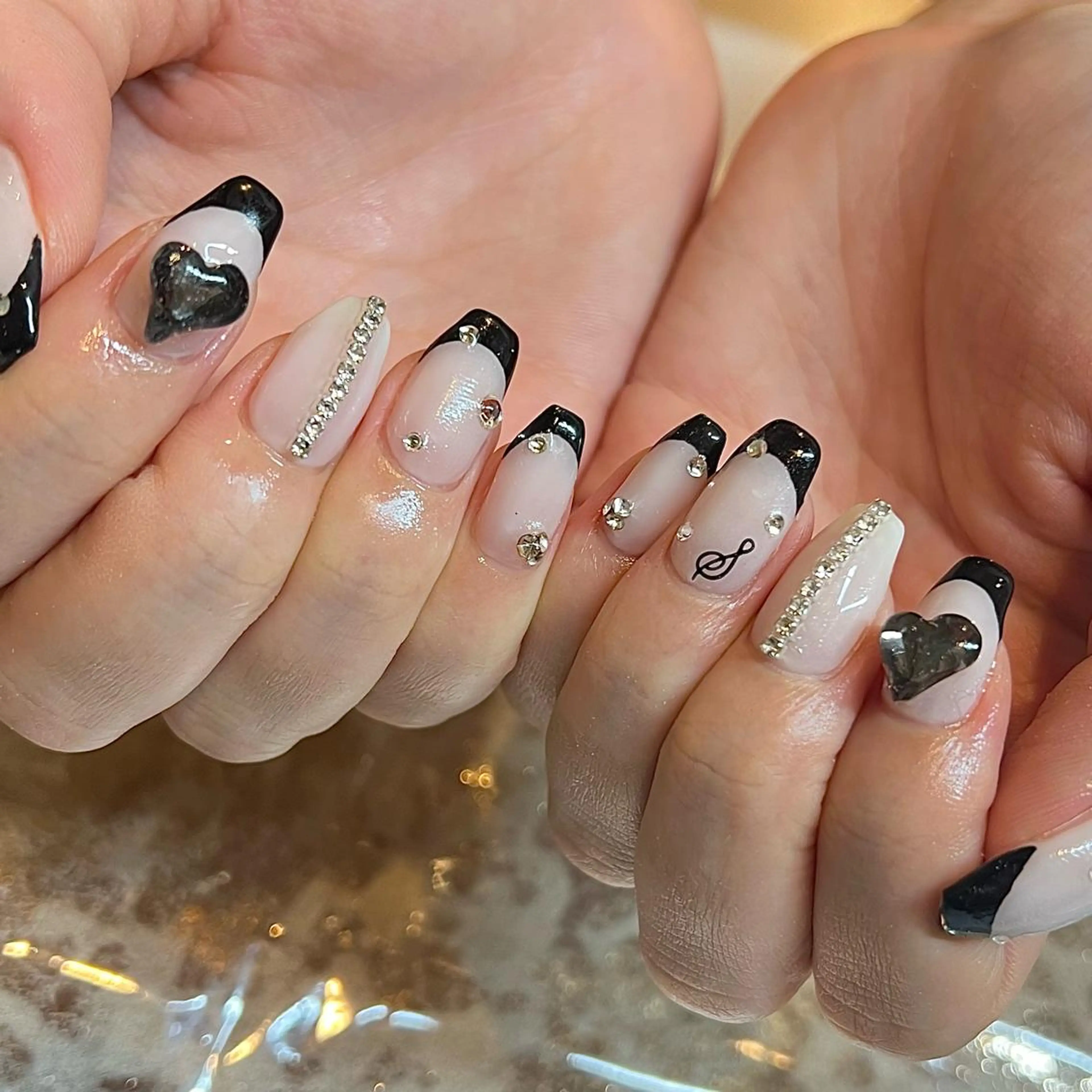 ミディアム ネイル フレンチネイル ハート ハンドネイル H🌺 NAILのネイルデザイン