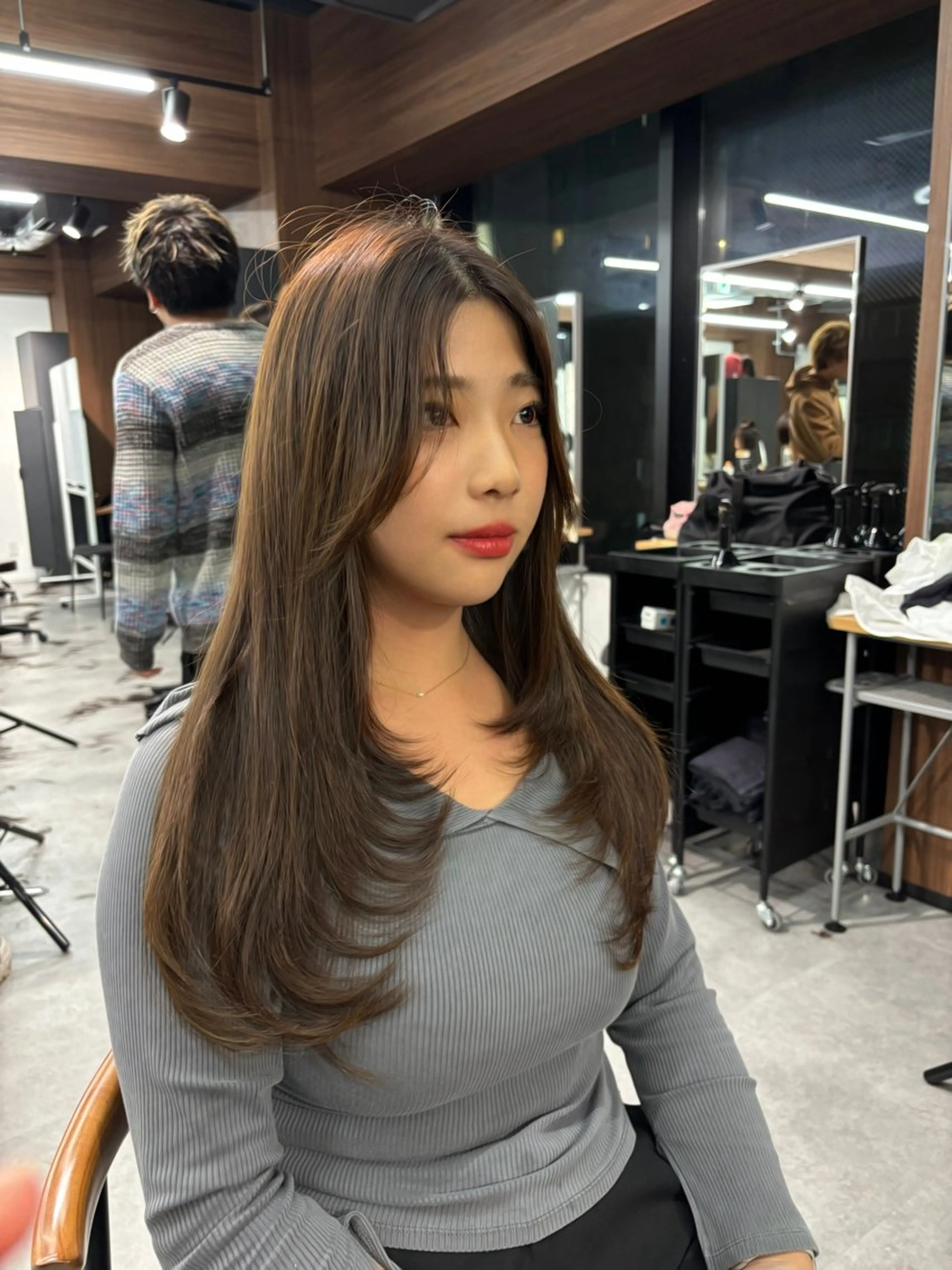 ロング カット トリートメント 髪質改善|透明 感カラー🩵レイヤーのヘアスタイル