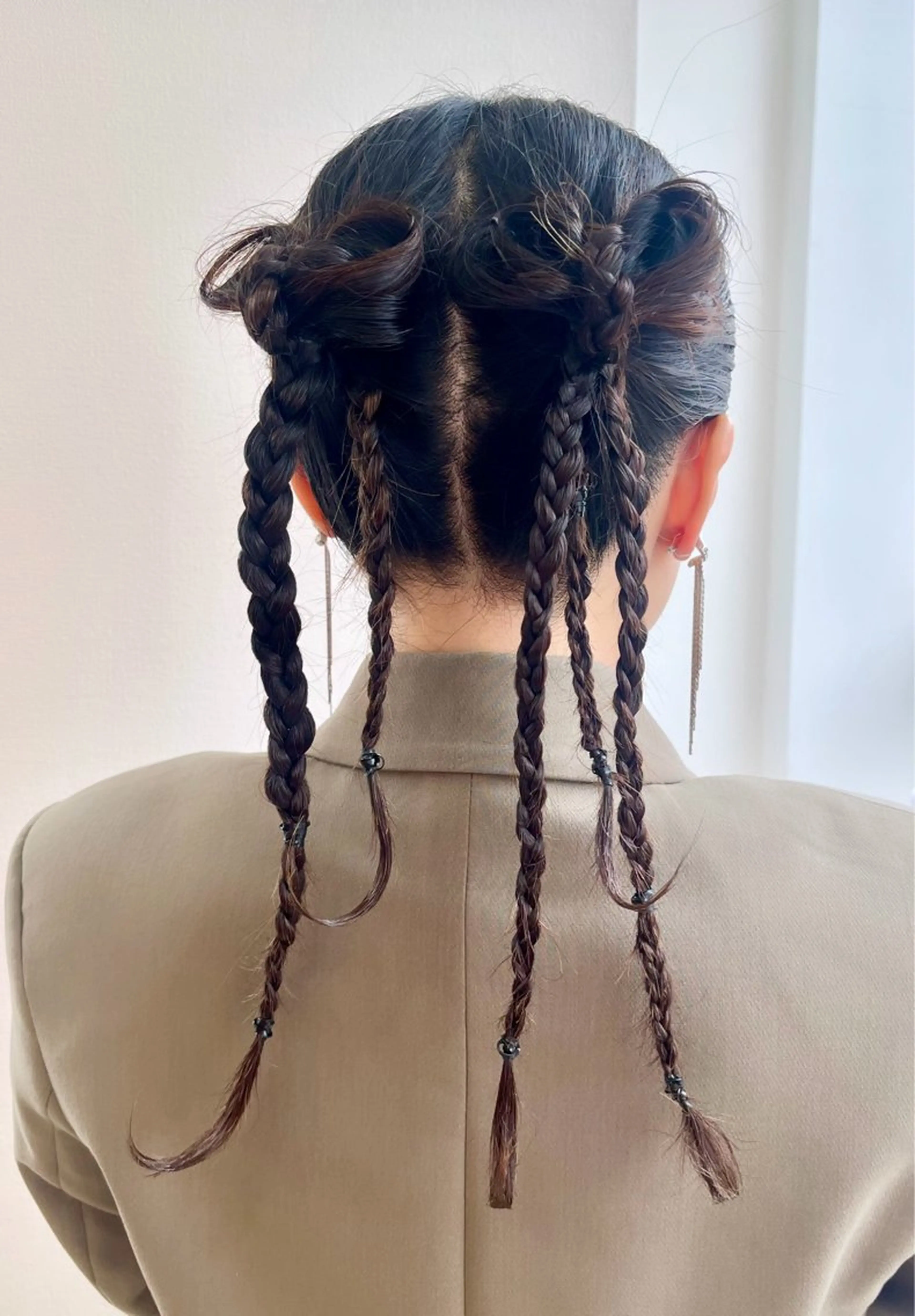 セミロング ヘアアレンジ お団子ヘア 結婚式・ブライダル ヘアセット 派手髪デザインカラー ヒロカのヘアスタイル