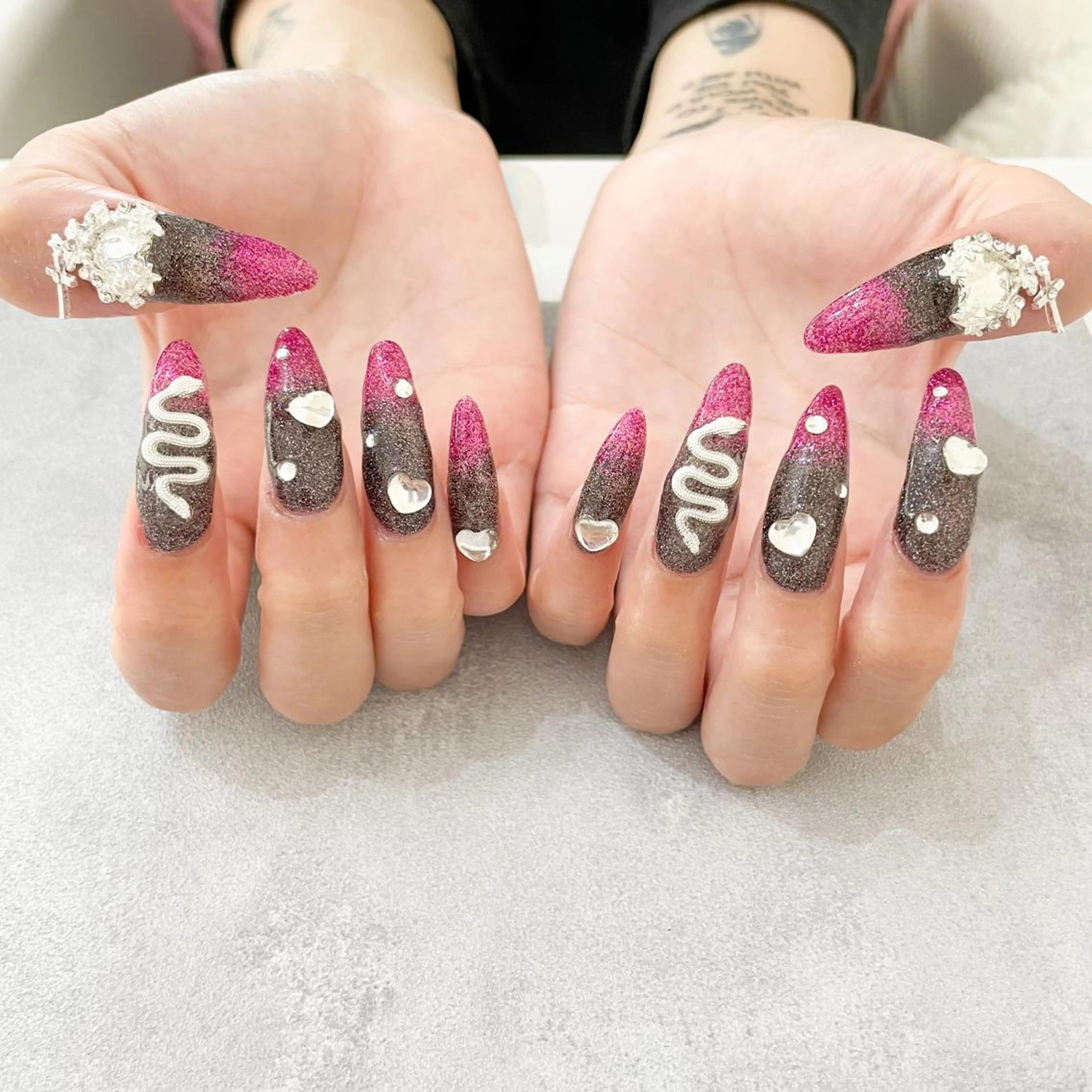 ネイル ハンドネイル ゴテゴテ💙ワンホン リオナのネイルデザイン