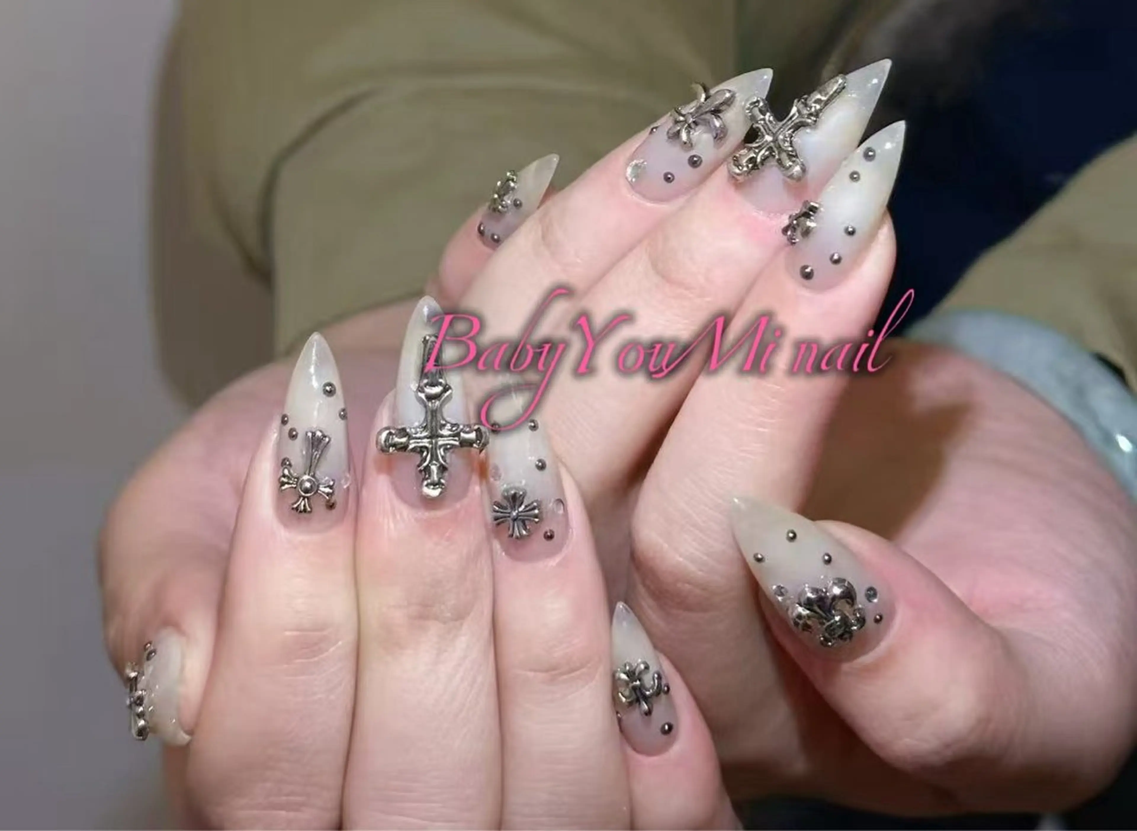 ネイル オーロラネイル 成人式 フレンチネイル ジェルネイル ガラスフレンチ ハンドネイル 相沢 さやかのネイルデザイン