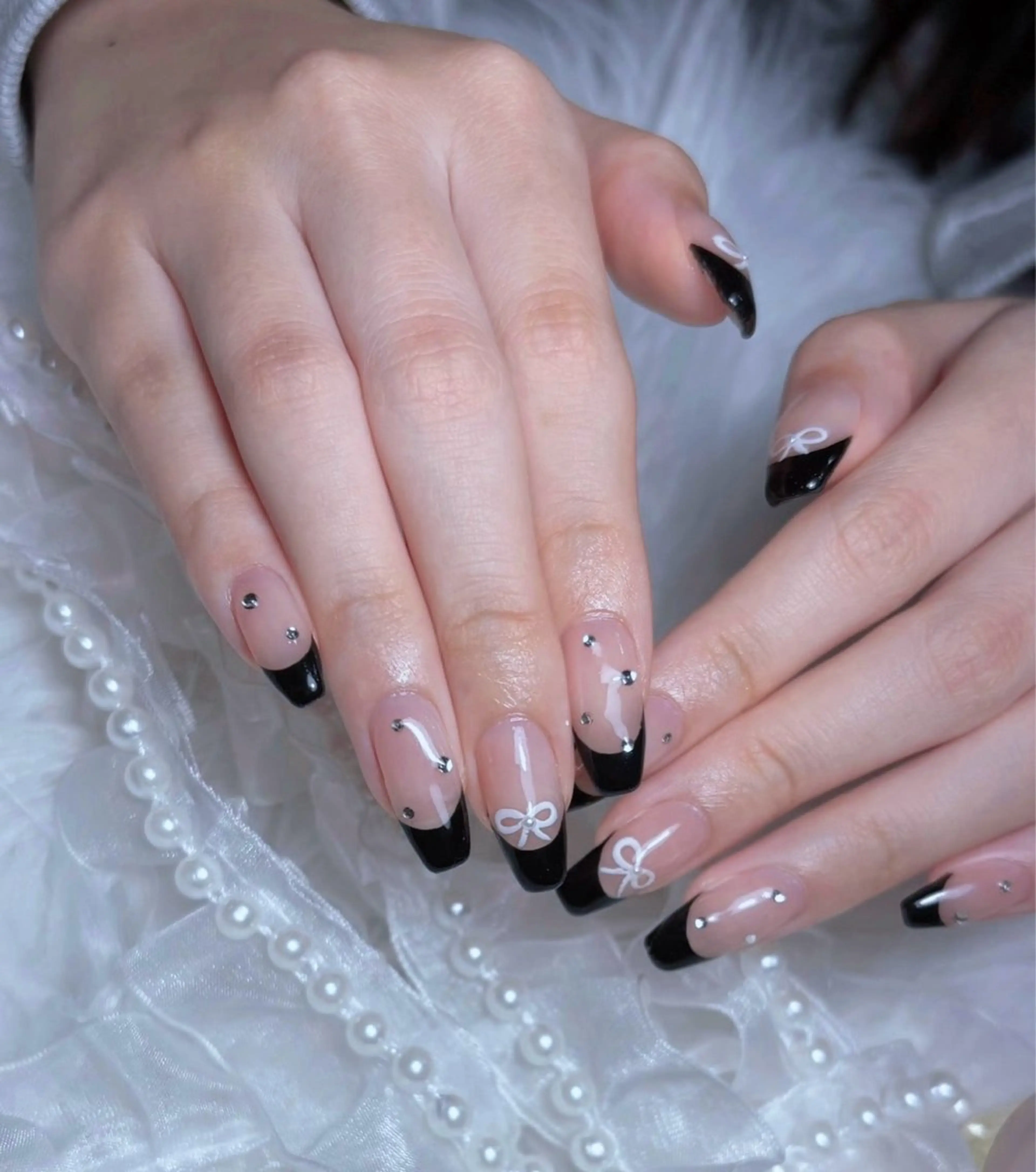 ネイル フレンチネイル ガーリー リボン ストーンネイル ハンドネイル 𝑬𝑹𝑰𝑲𝑨 𓂃🎀𓈒𓏸のネイルデザイン