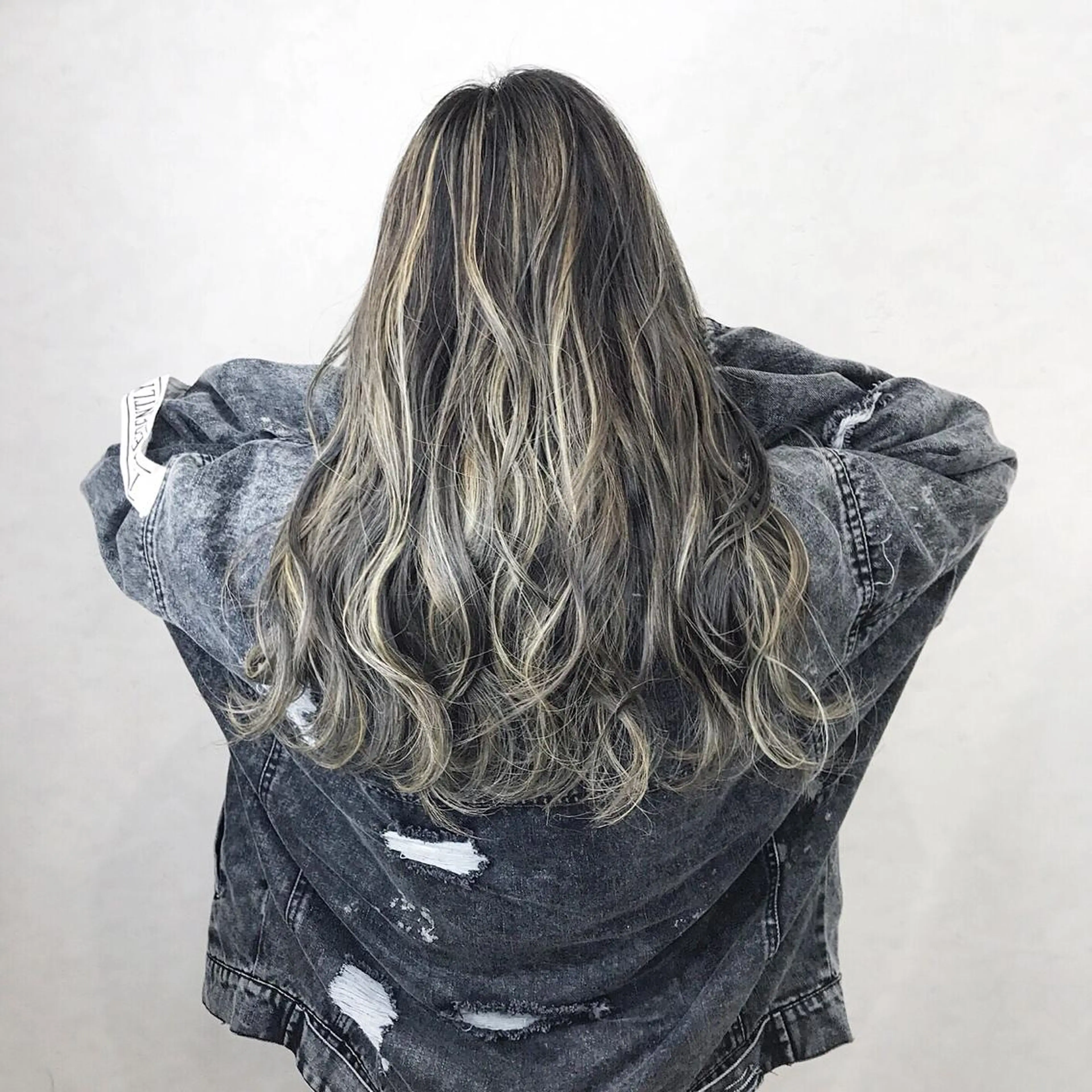 ロング カラー グレージュ ハイライトカラー ハイライト ヘアカラー TATSUYA アートディレクターのヘアスタイル