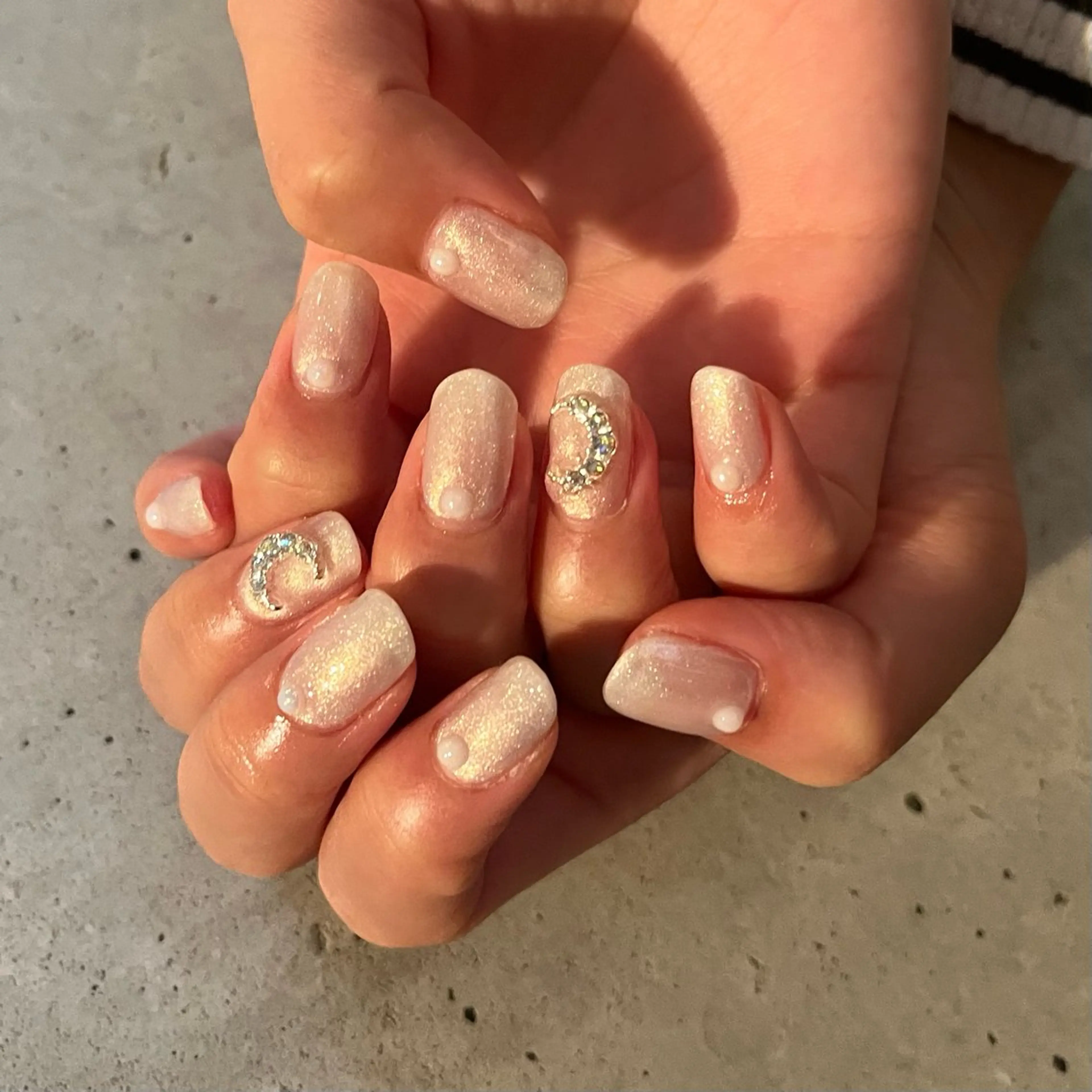 ネイル キラキラネイル ホワイト ハンドネイル DariL Ayaのネイルデザイン