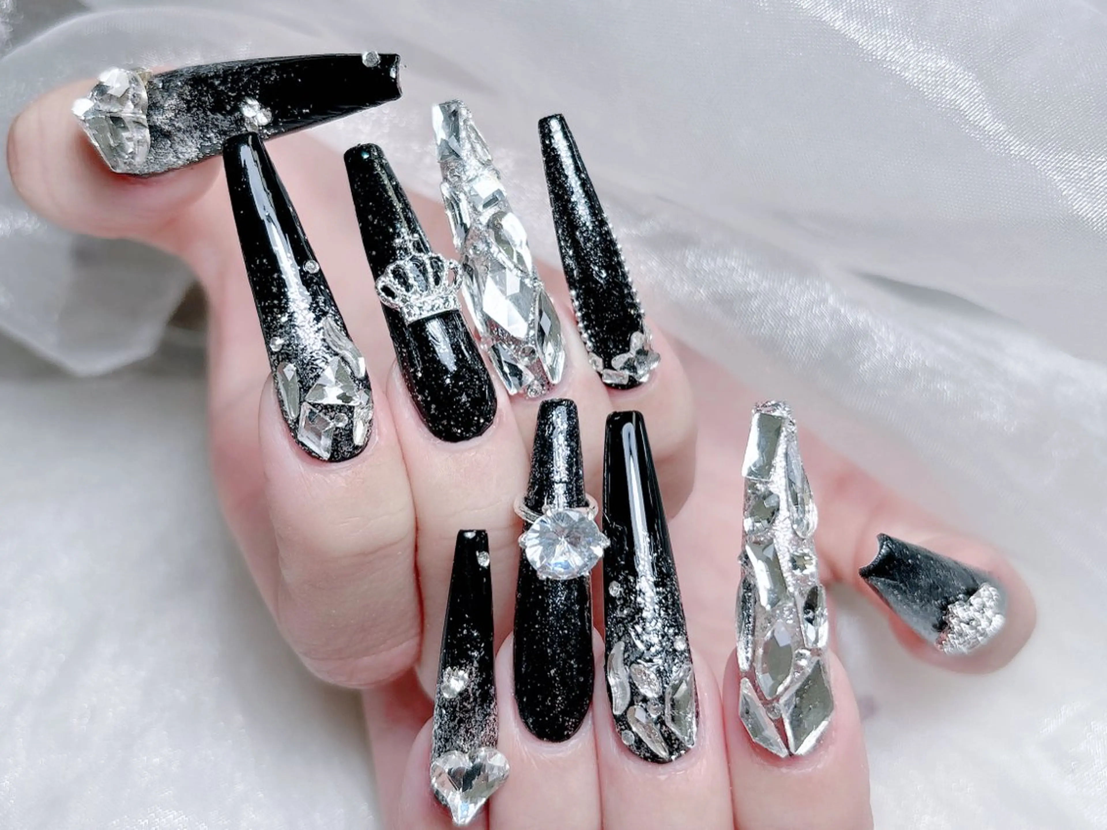 ネイル 成人式 ロングネイル マグネットネイル 大理石ネイル(マーブル) リボン ハンドネイル MoMoA Nail ネイル長さ出し専門店のネイルデザイン