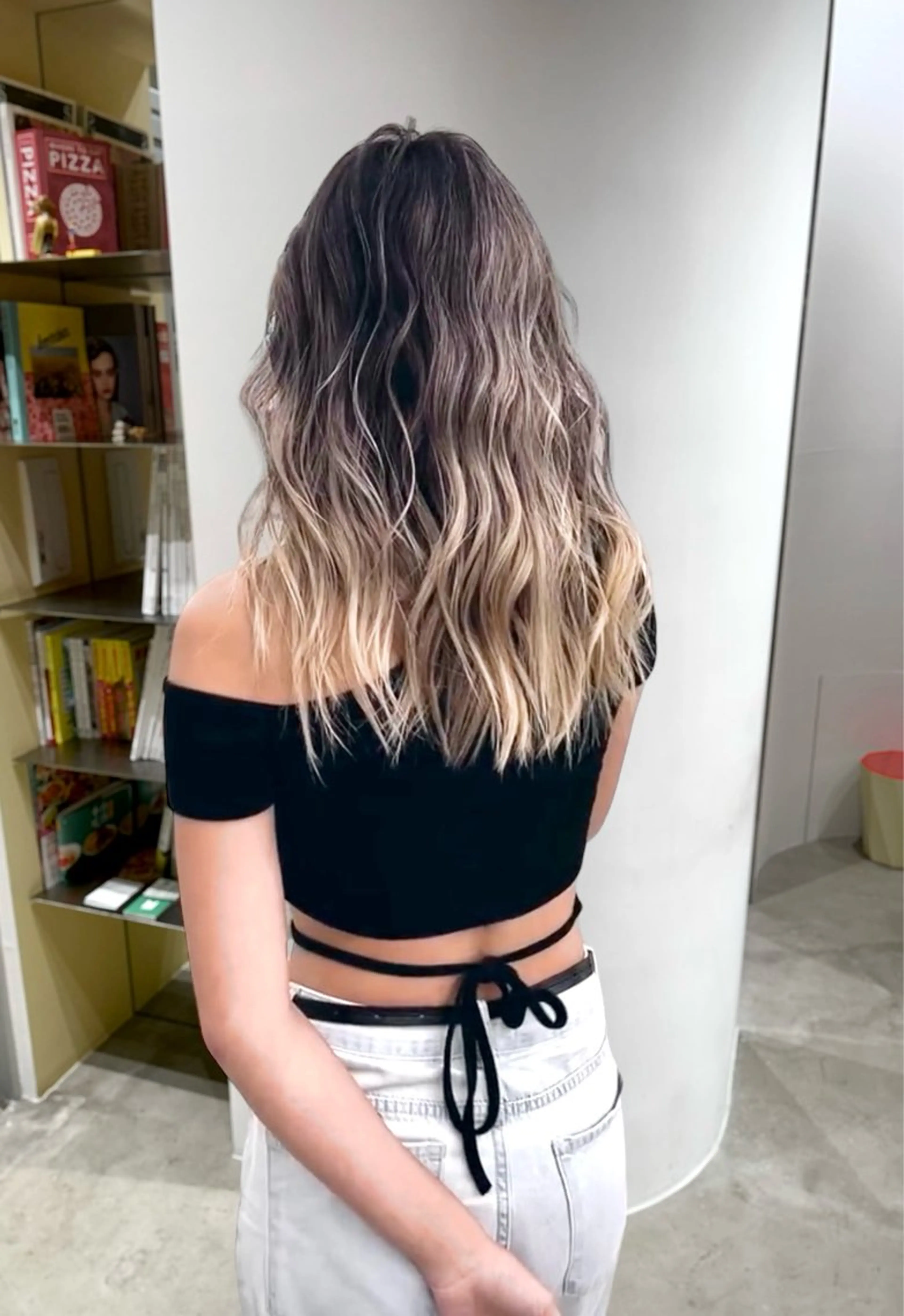 ミディアム カラー バレイヤージュ グラデーションカラー レイヤーカット ヘアカラー トリートメント ケア剤オタク×海外 ヘア長谷川裕起のヘアスタイル