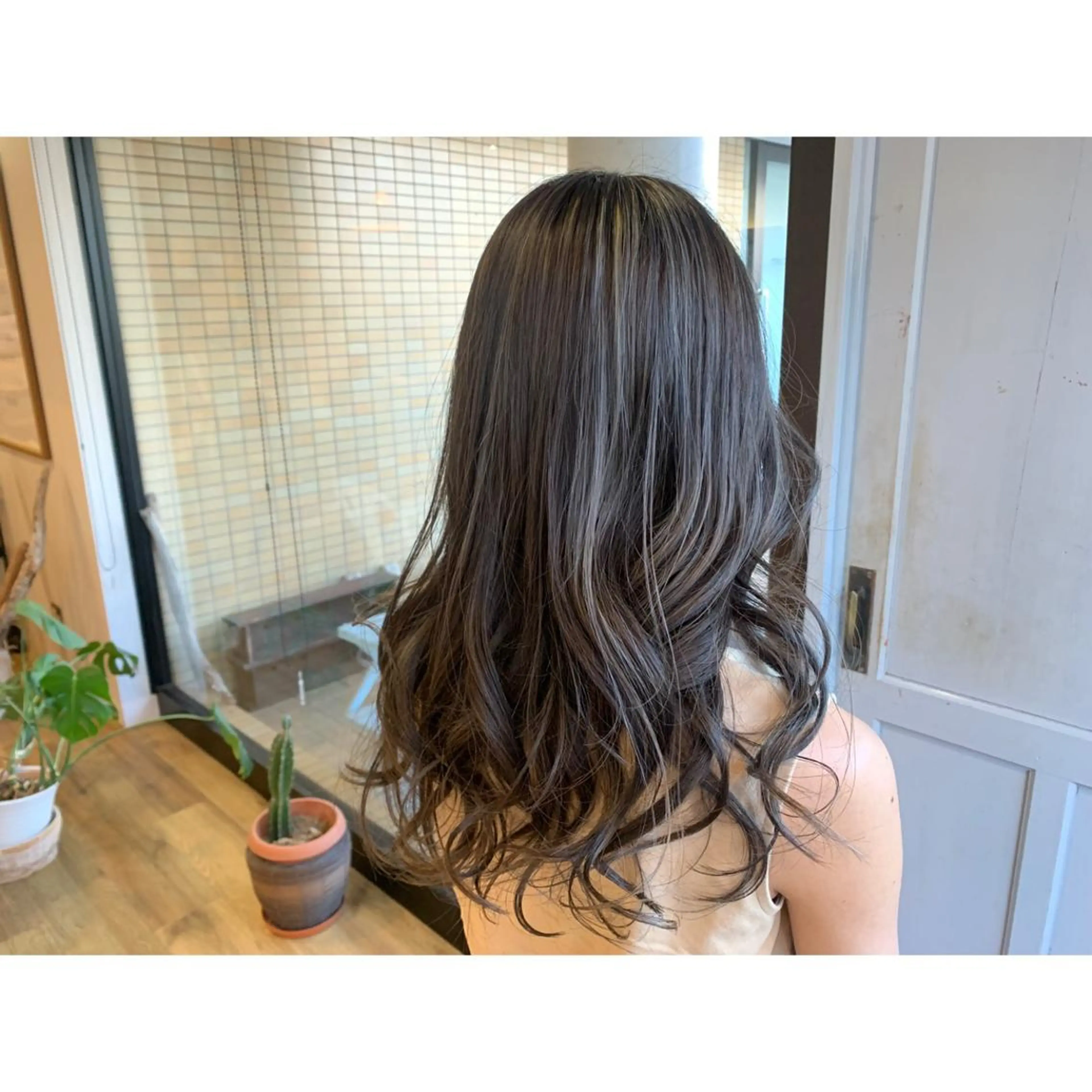 ロング カラー ハイライトカラー ハイライト ヘアカラー トリートメント ツキダテ ユイのヘアスタイル