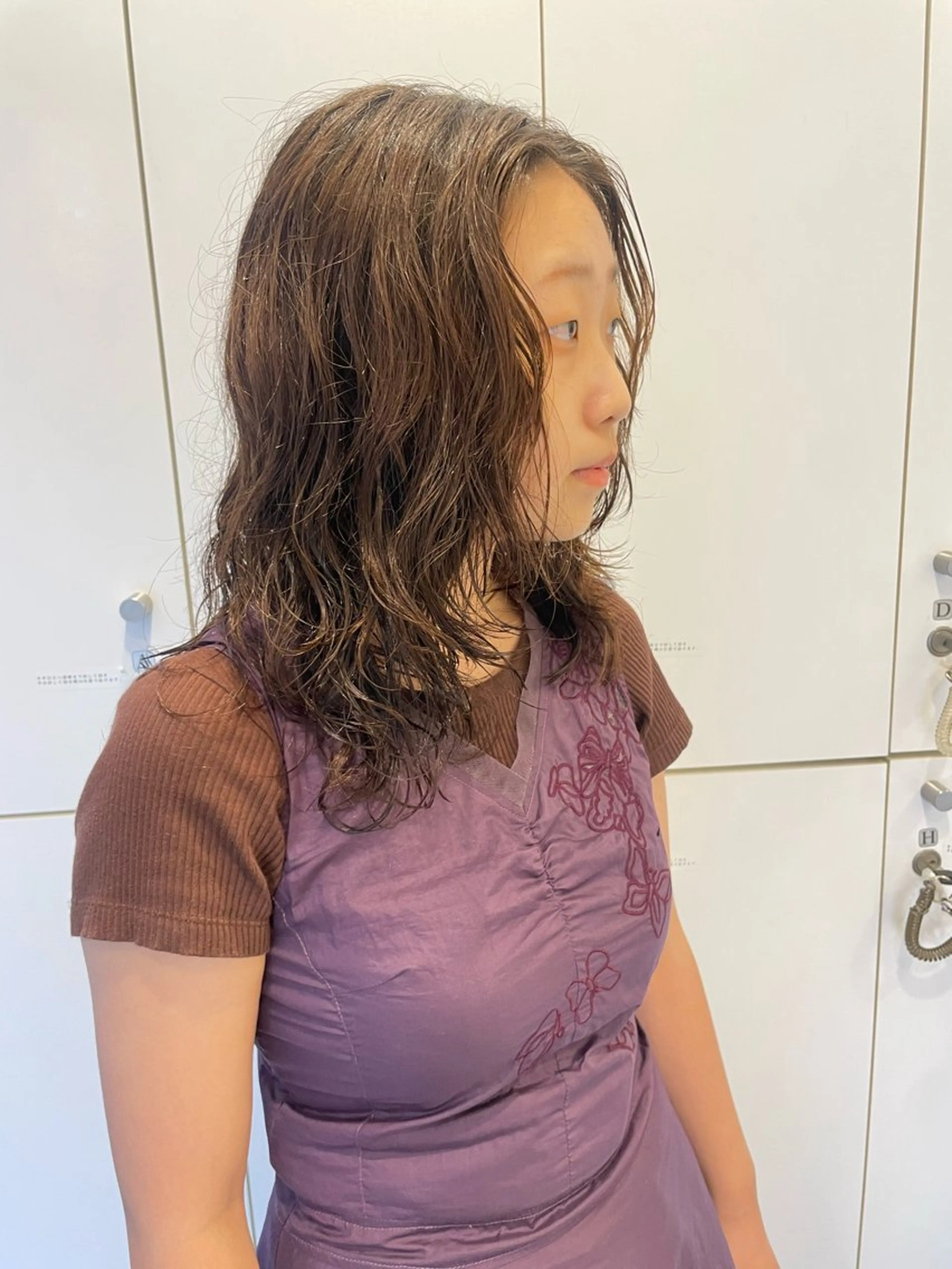 セミロング MIFA レイヤー／パーマのヘアスタイル