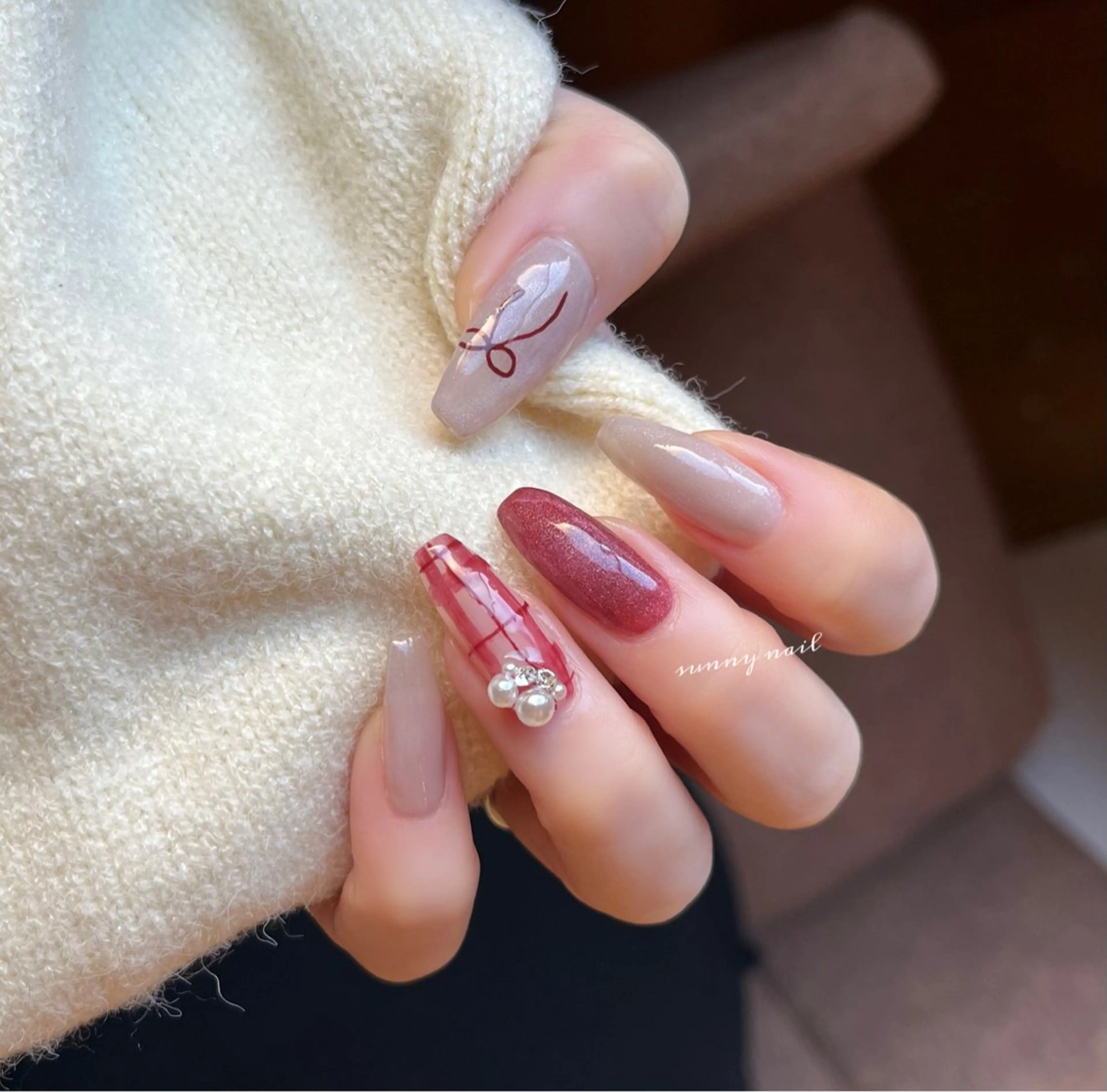 ネイル ボルドー ジェルネイル マグネットネイル パラジェル リボン sunny nailのネイルデザイン