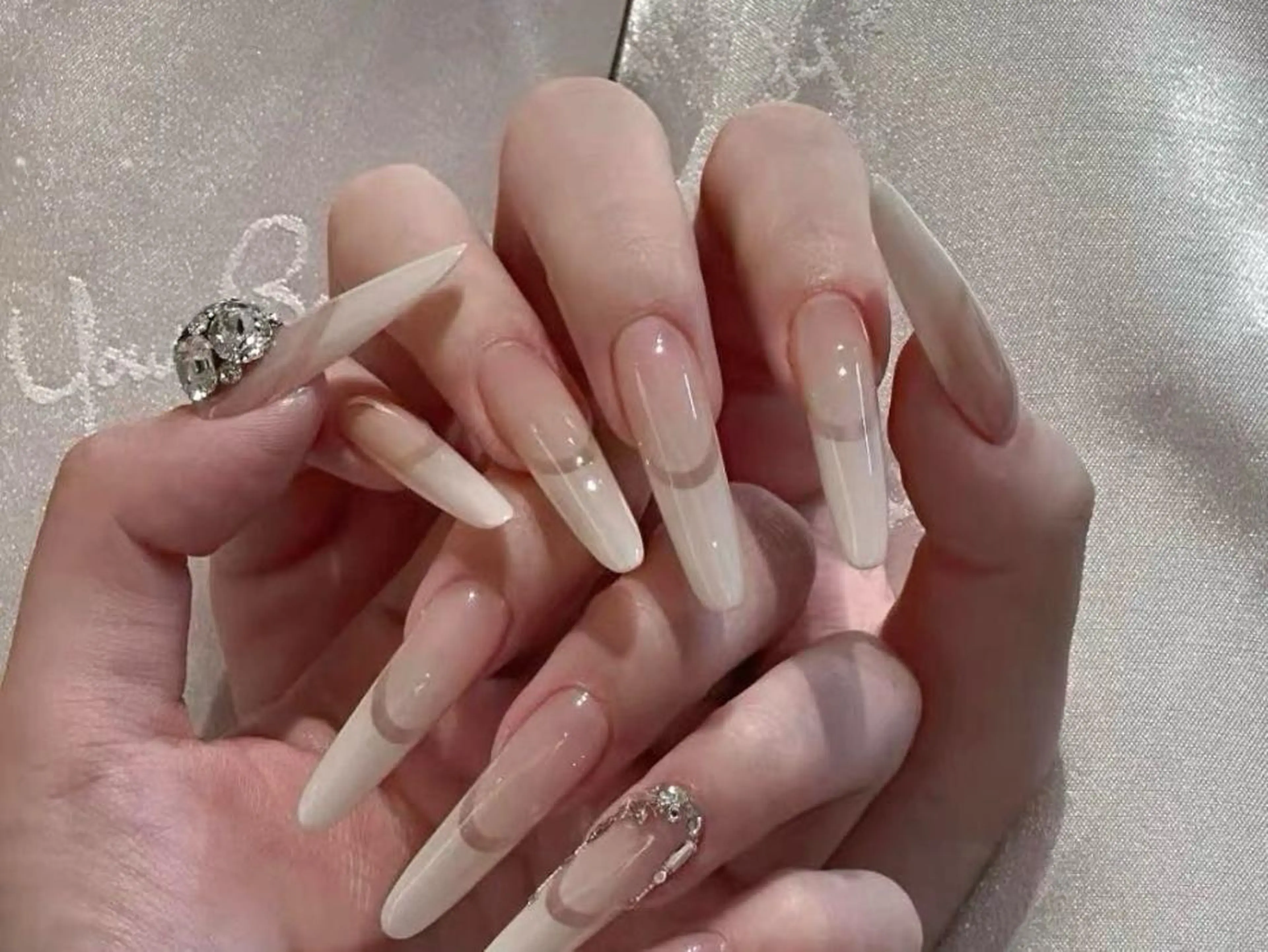 ネイル カジュアル フレンチネイル ホログラムネイル ミディアムネイル シンプルネイル ハンドネイル ハンドケア Merit メリット_のネイルデザイン