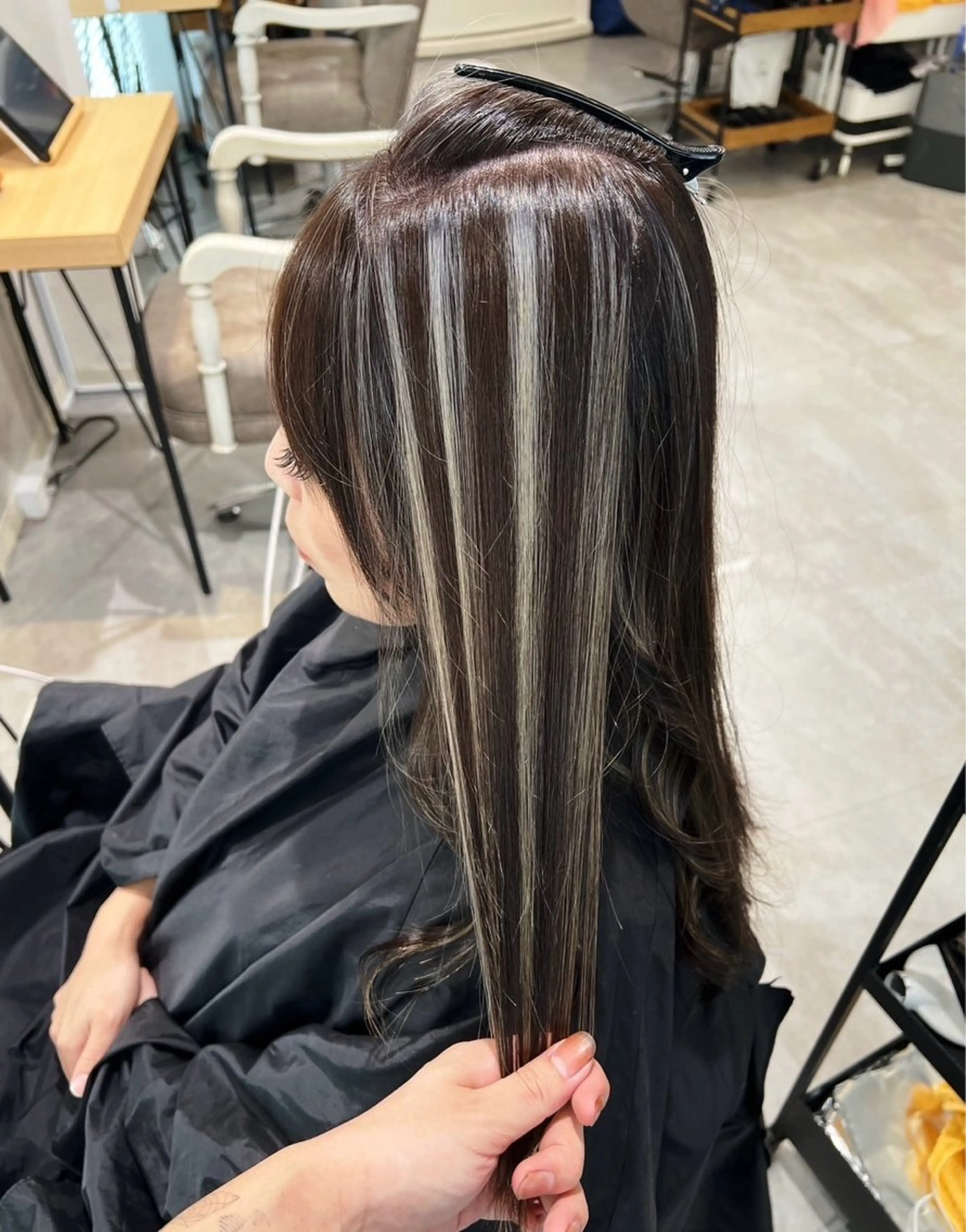 ロング カラー ダークグレー ダークグレージュ グレージュ ハイライトカラー ハイライト ヘアカラー トリートメント 指名数No.1 /NAOYAのヘアスタイル