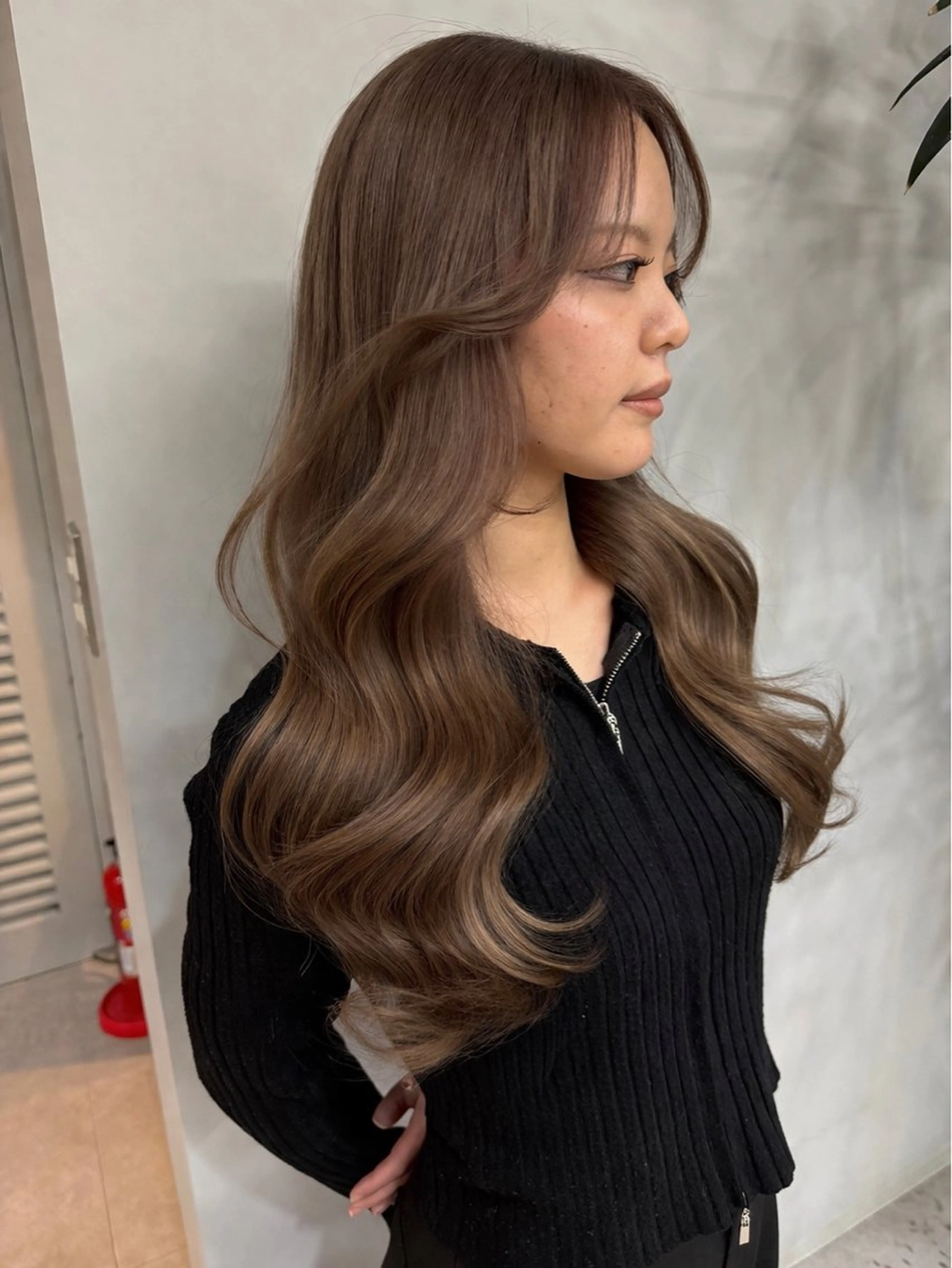 ロング カラー カット ヘアカラー トリートメント ミルクティーカラー グレージュ　高山慧輔のヘアスタイル