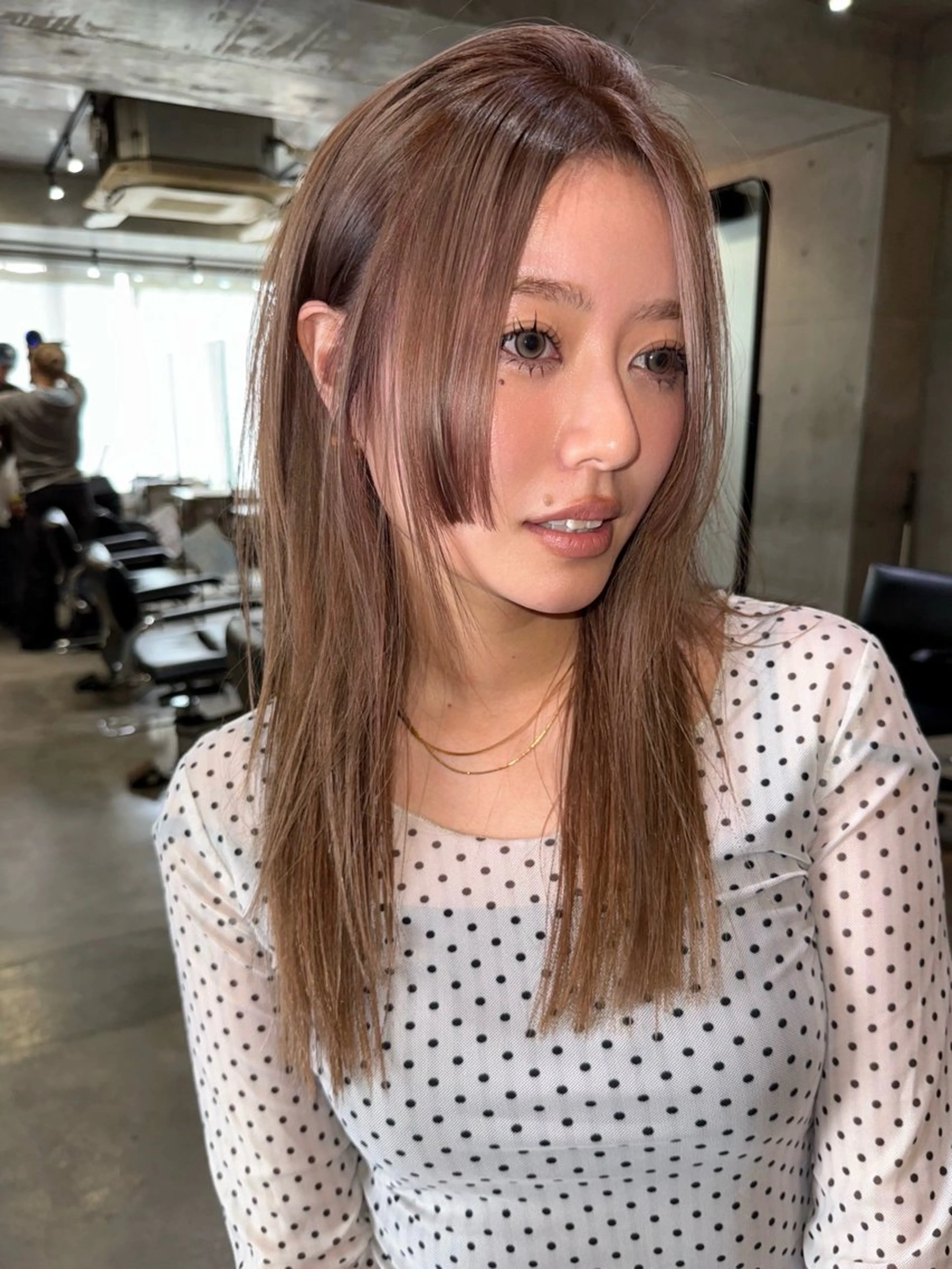 セミロング ラベンダーブラウン ハッシュカット かきあげバング レイヤーカット シャギー カット ヘアカラー レイヤーカット\ウル フ　chinatsuのヘアスタイル