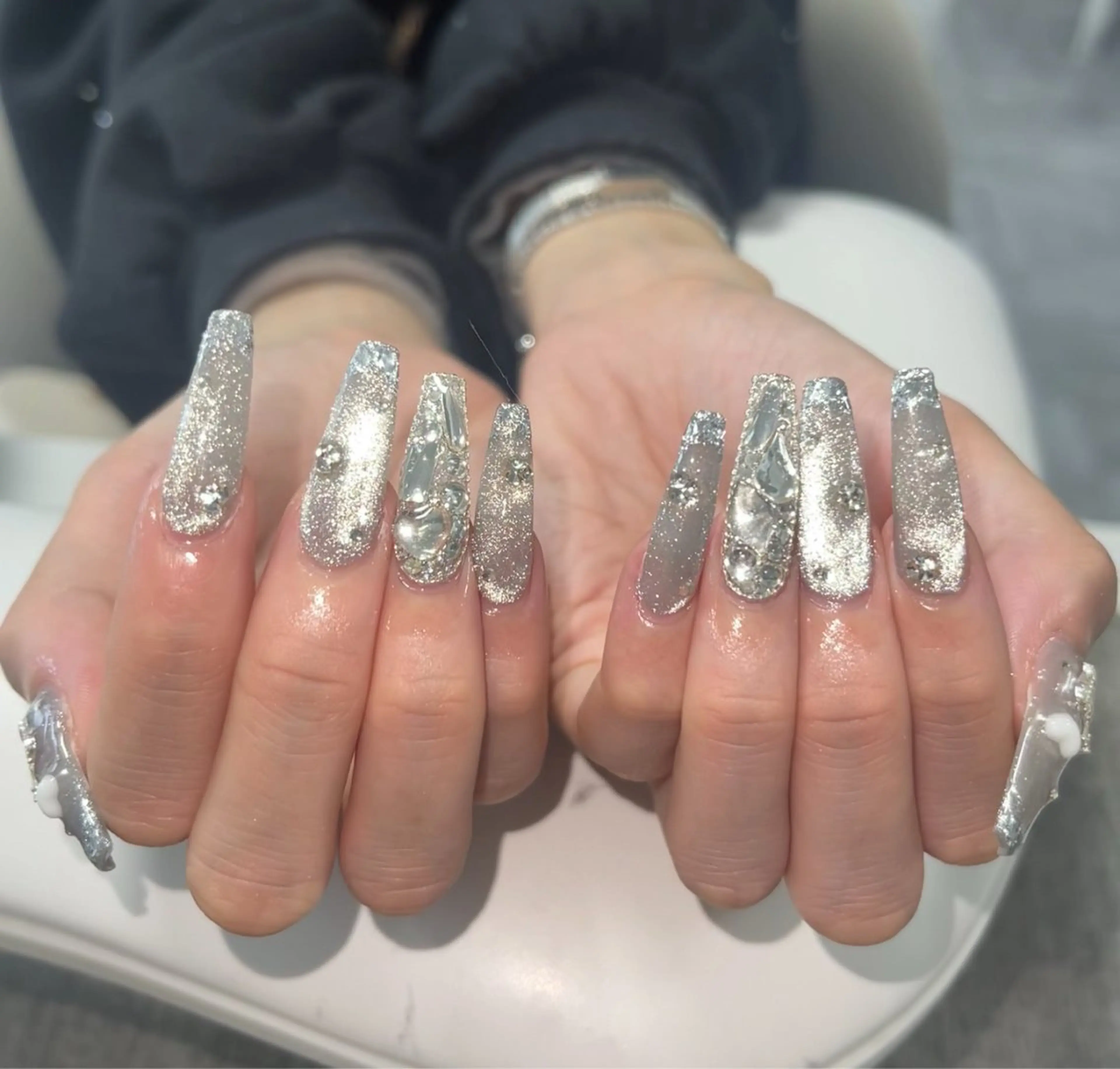 ネイル 成人式 ロングネイル マグネットネイル 大理石ネイル(マーブル) リボン ハンドネイル Amee Nail Salonのネイルデザイン
