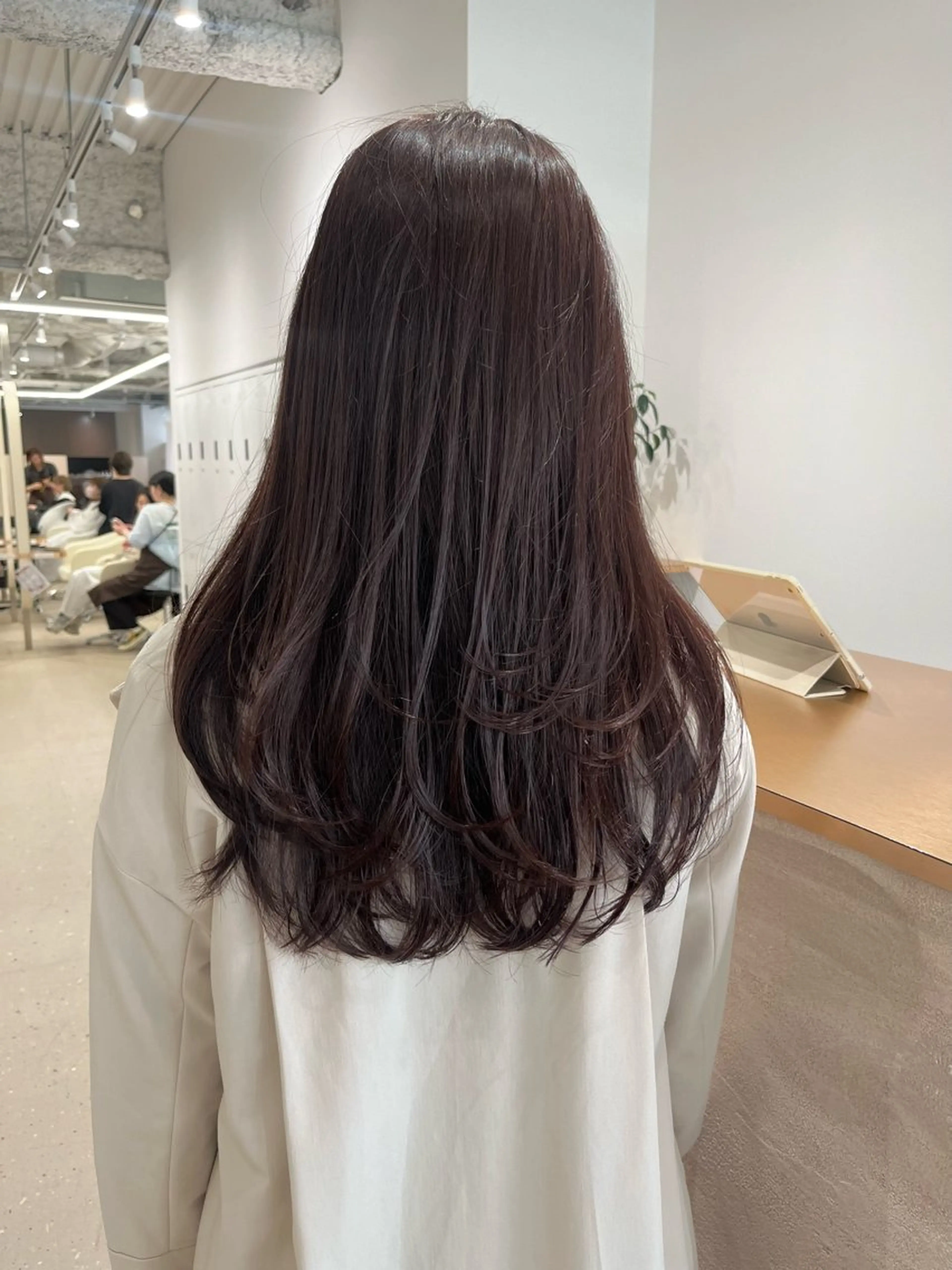 ロング ラベンダーベージュ レイヤーカット 箱崎 凪沙のヘアスタイル
