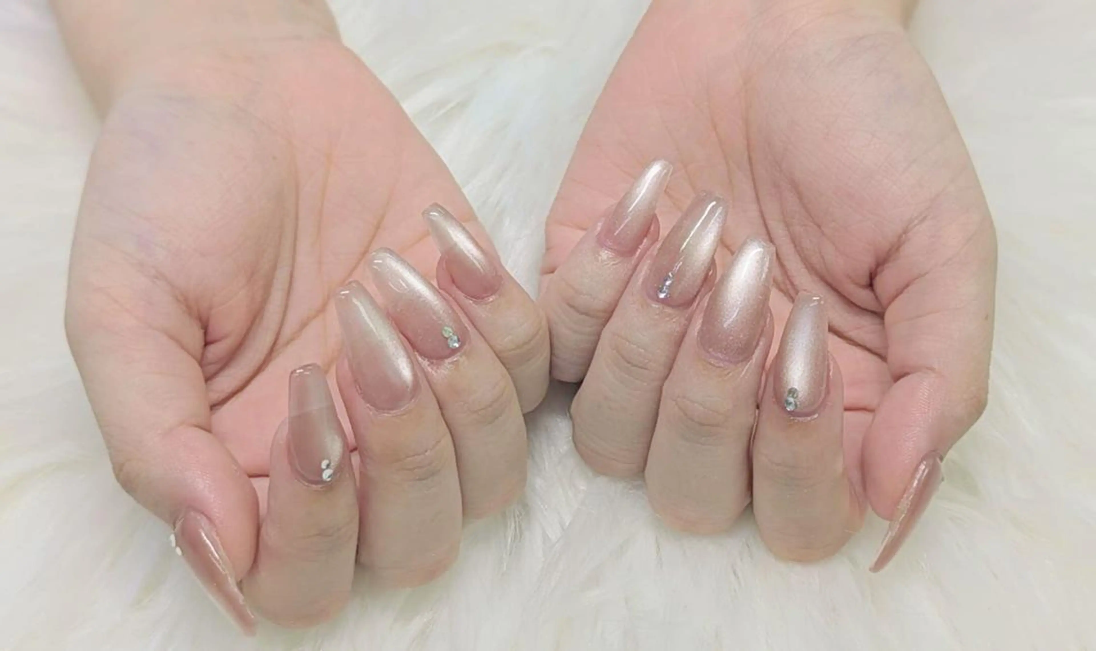 ネイル オーロラネイル チークネイル 長さ出し フットネイル フレンチネイル ハンドネイル リラネイル ギョウのネイルデザイン