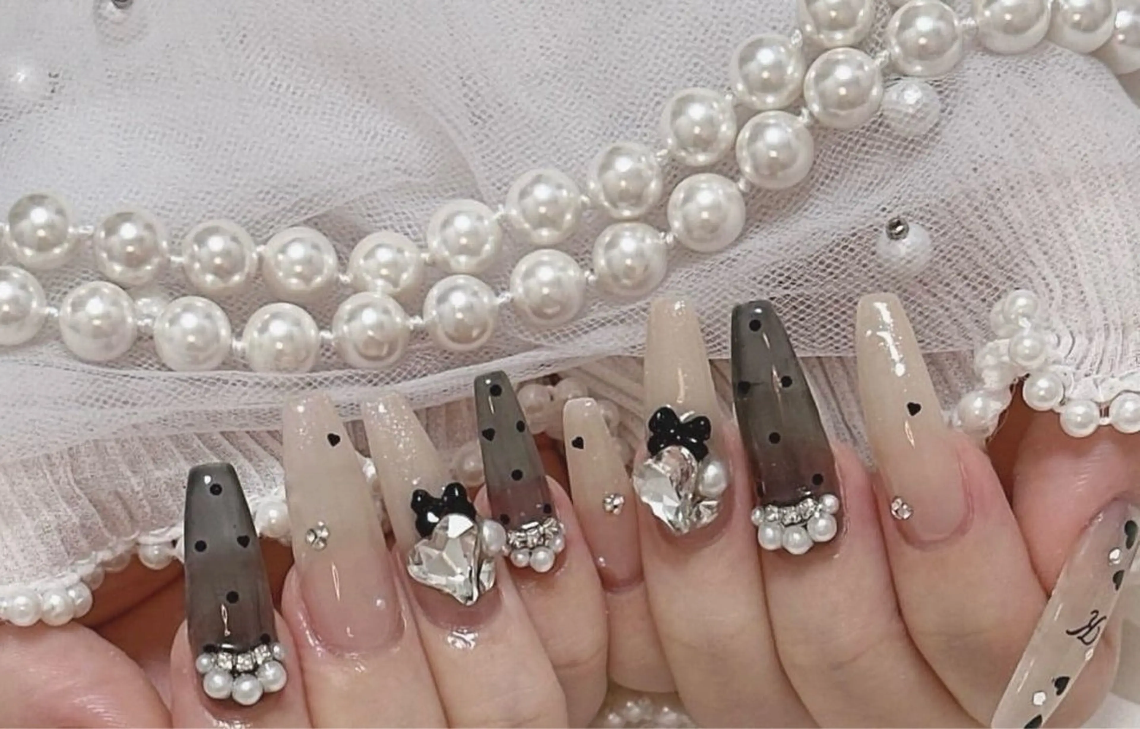 ネイル マグネットネイル ピンク ネイルチップ 冬ネイル クリスマス ハンドネイル Lee Nailsのネイルデザイン