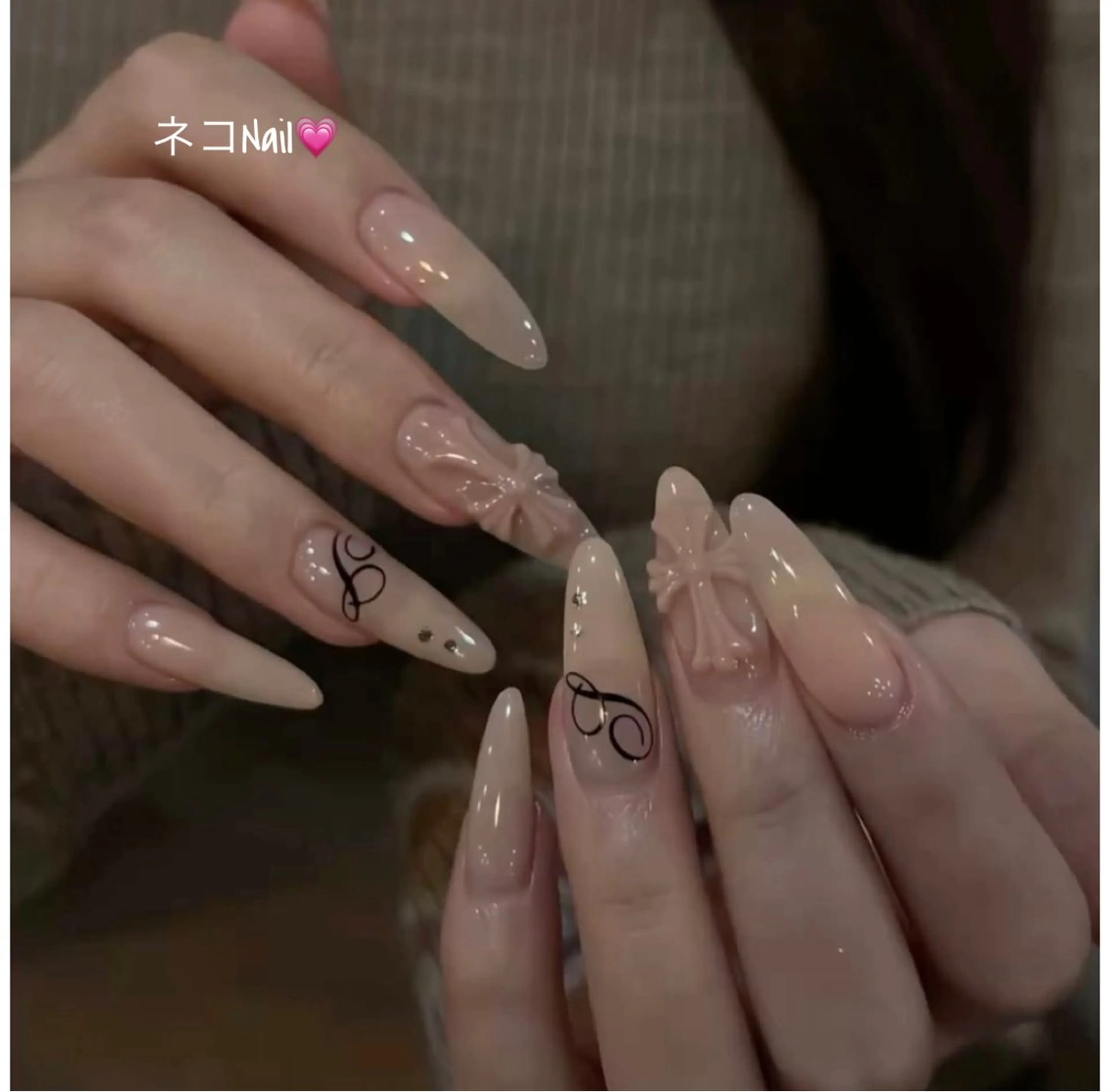 ネイル フレンチネイル ラメ(グリッター) ストーンネイル ワンホンネイル ハンドネイル ネコ Nailのネイルデザイン