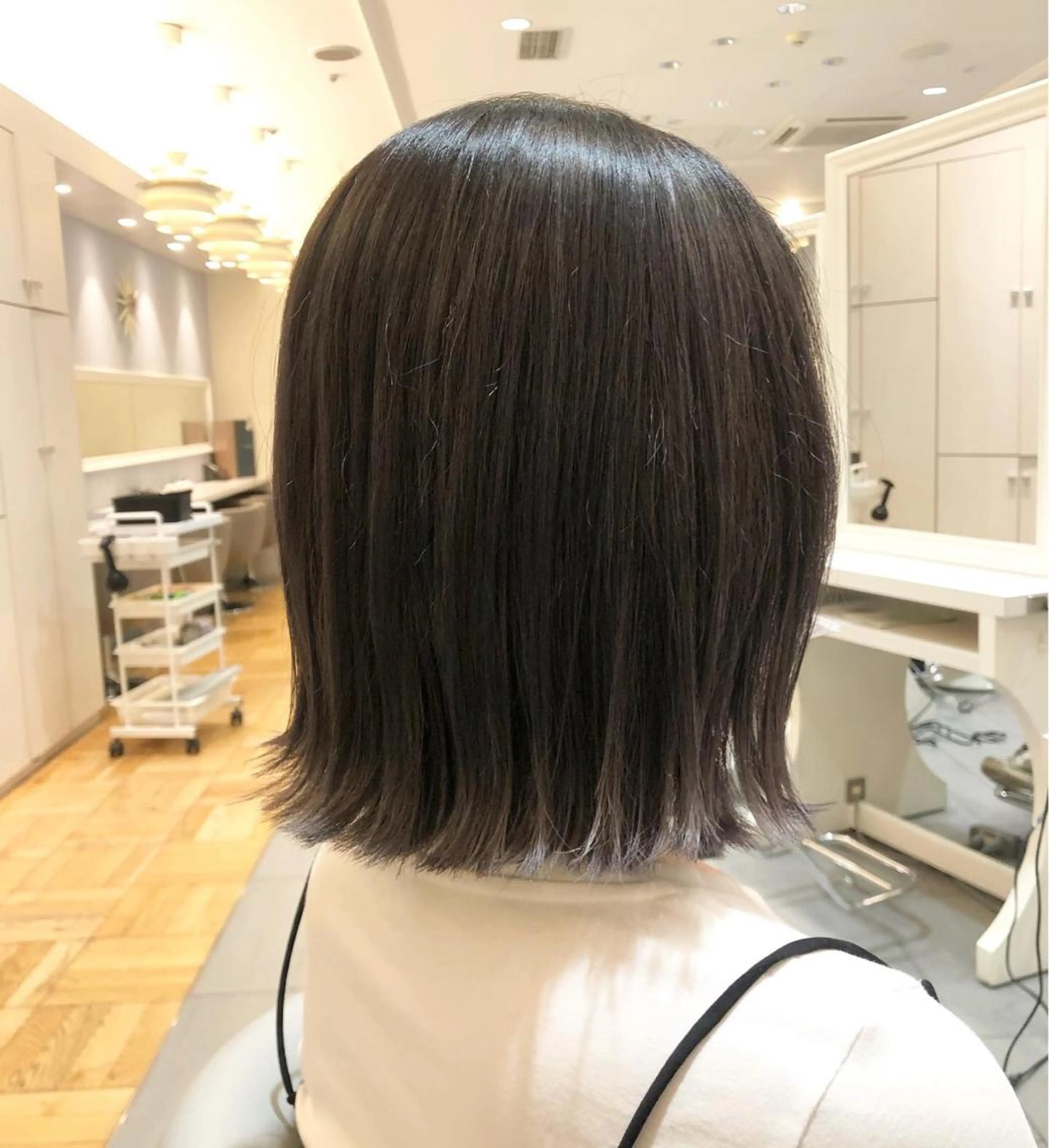 ショート カラー 切りっぱなしボブ ブリーチ グレージュ アイスグレージュ ボブ コテ巻きパーマ 阪上 沙織のヘアスタイル