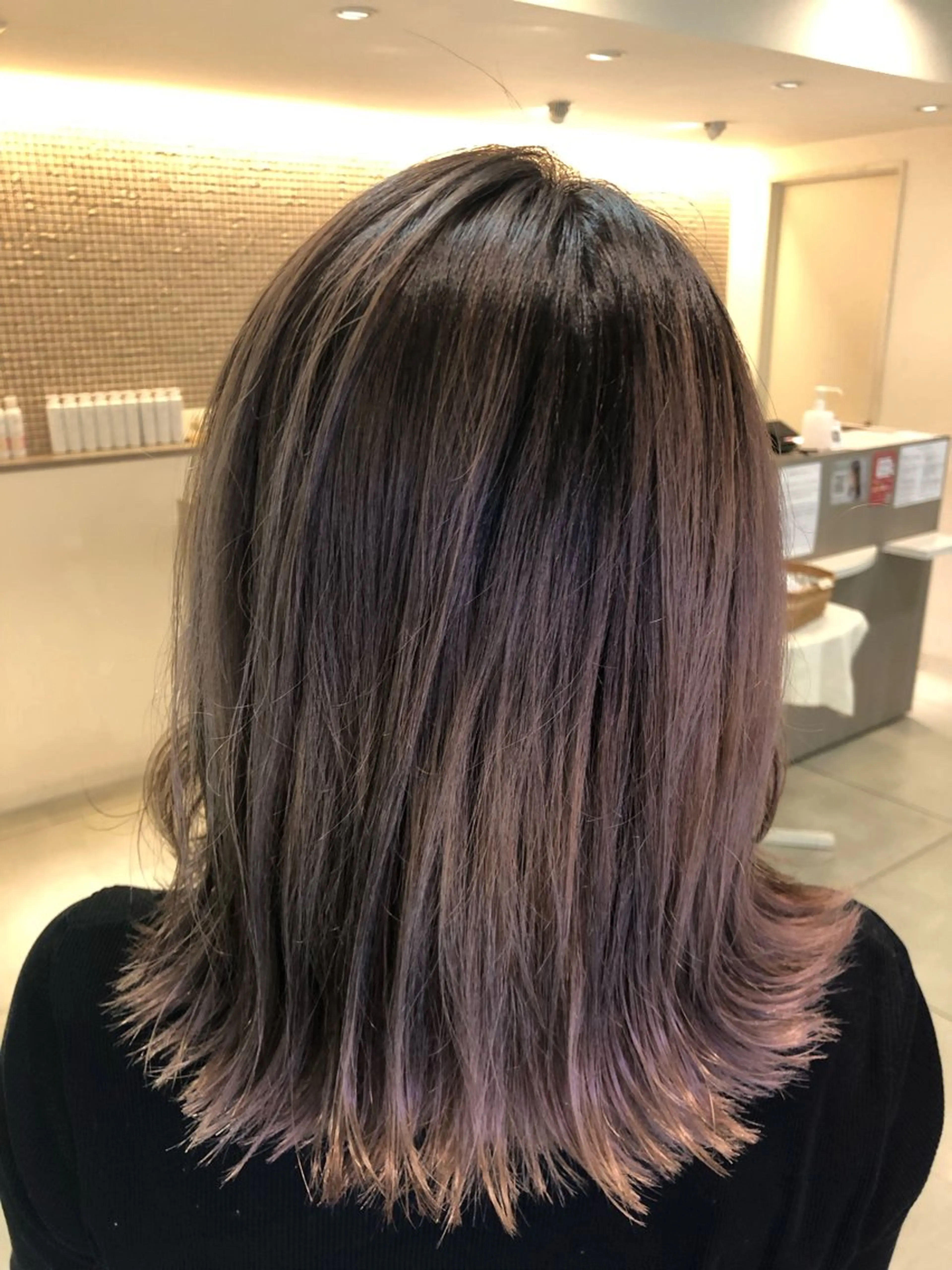 ミディアム カラー バレイヤージュ ブリーチ グラデーションカラー グレージュ ハイライトカラー ヘアカラー 門田 恭弥のヘアスタイル