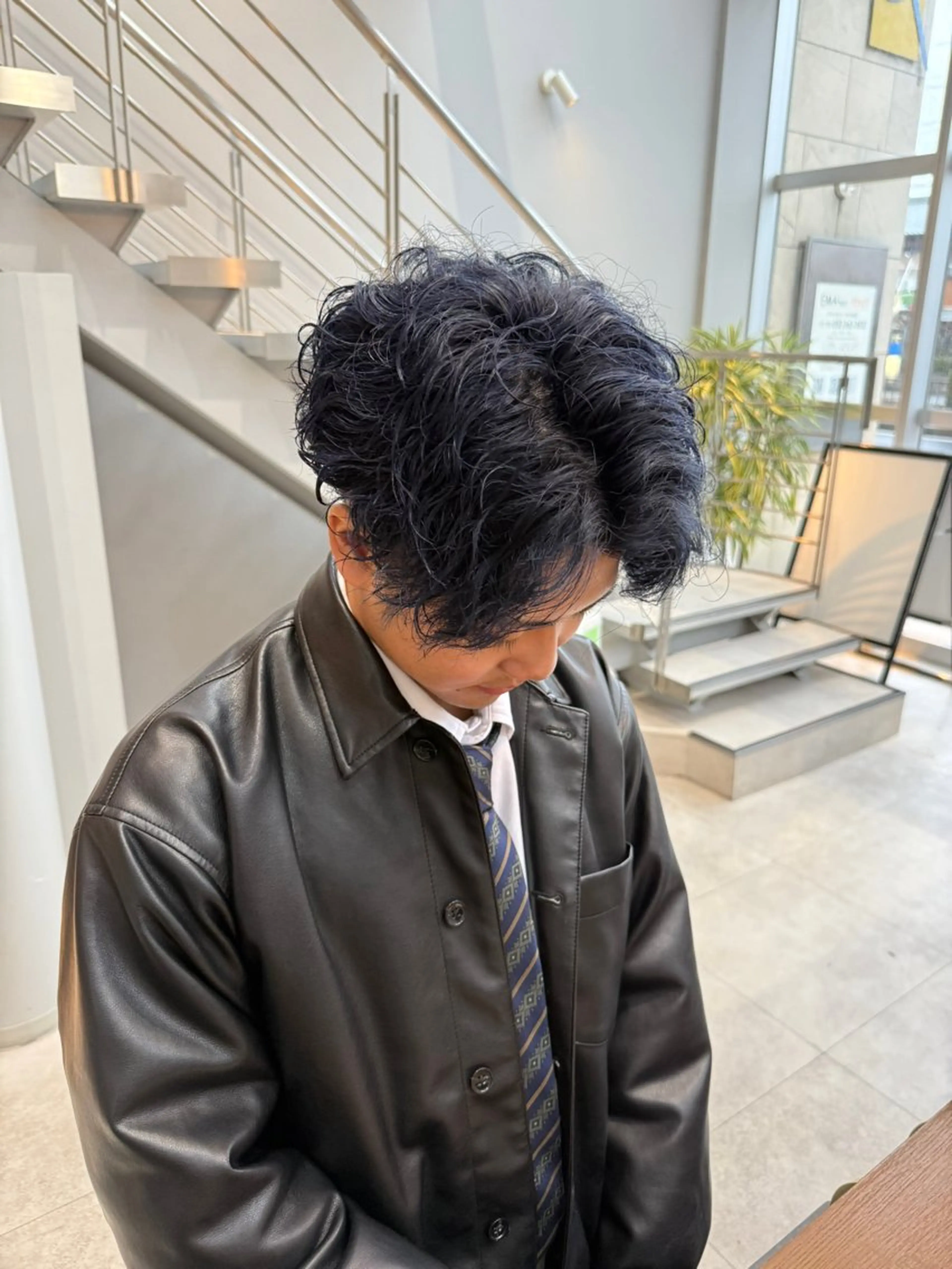 カラー メンズ メンズブリーチ ブリーチ ネイビーカラー カット ヘアカラー 石原圭悟 /ショート/艶カラーのヘアスタイル
