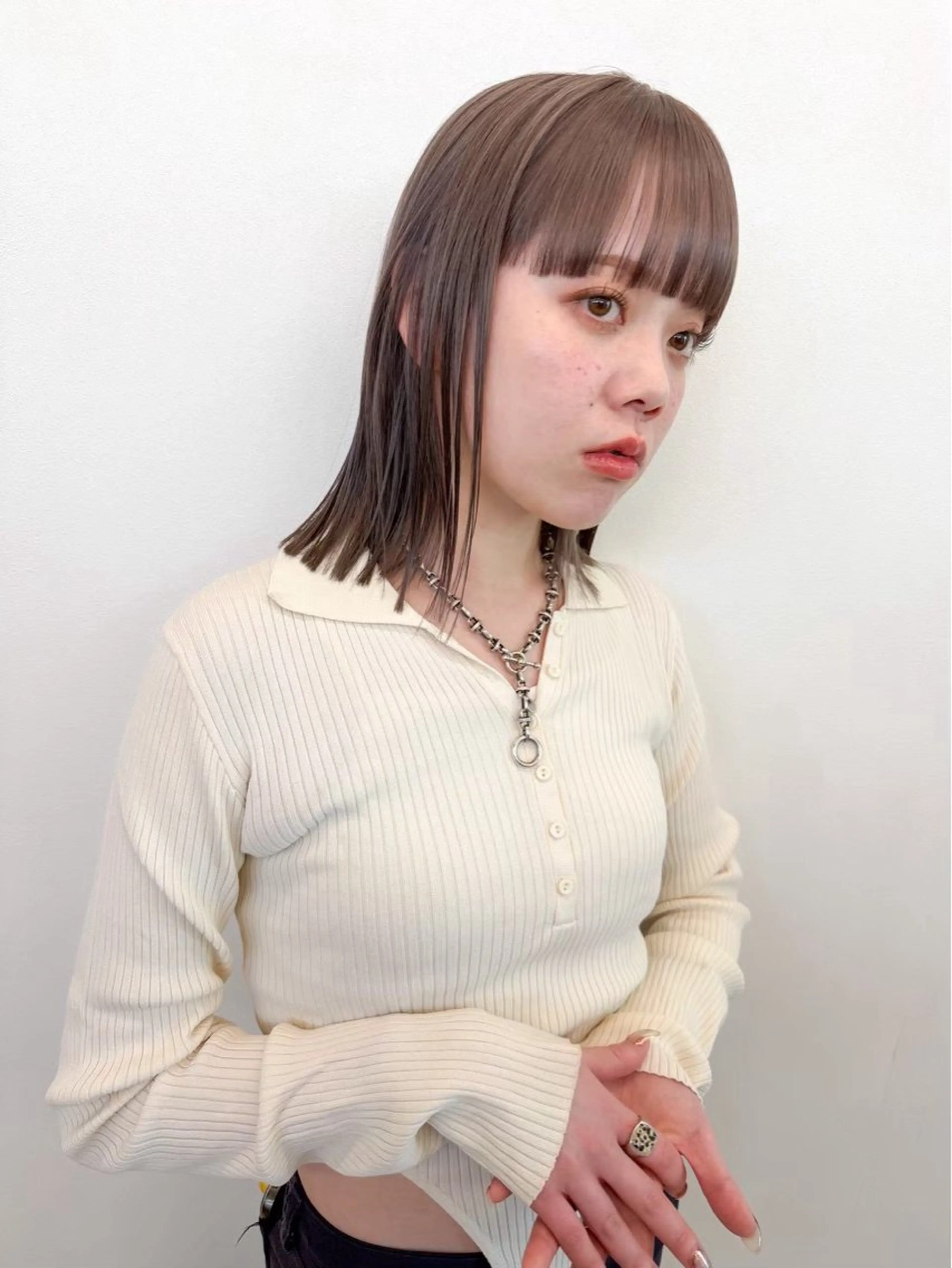 ミディアム カット Hug👩🏼‍🦱 ハイトーンボブのヘアスタイル