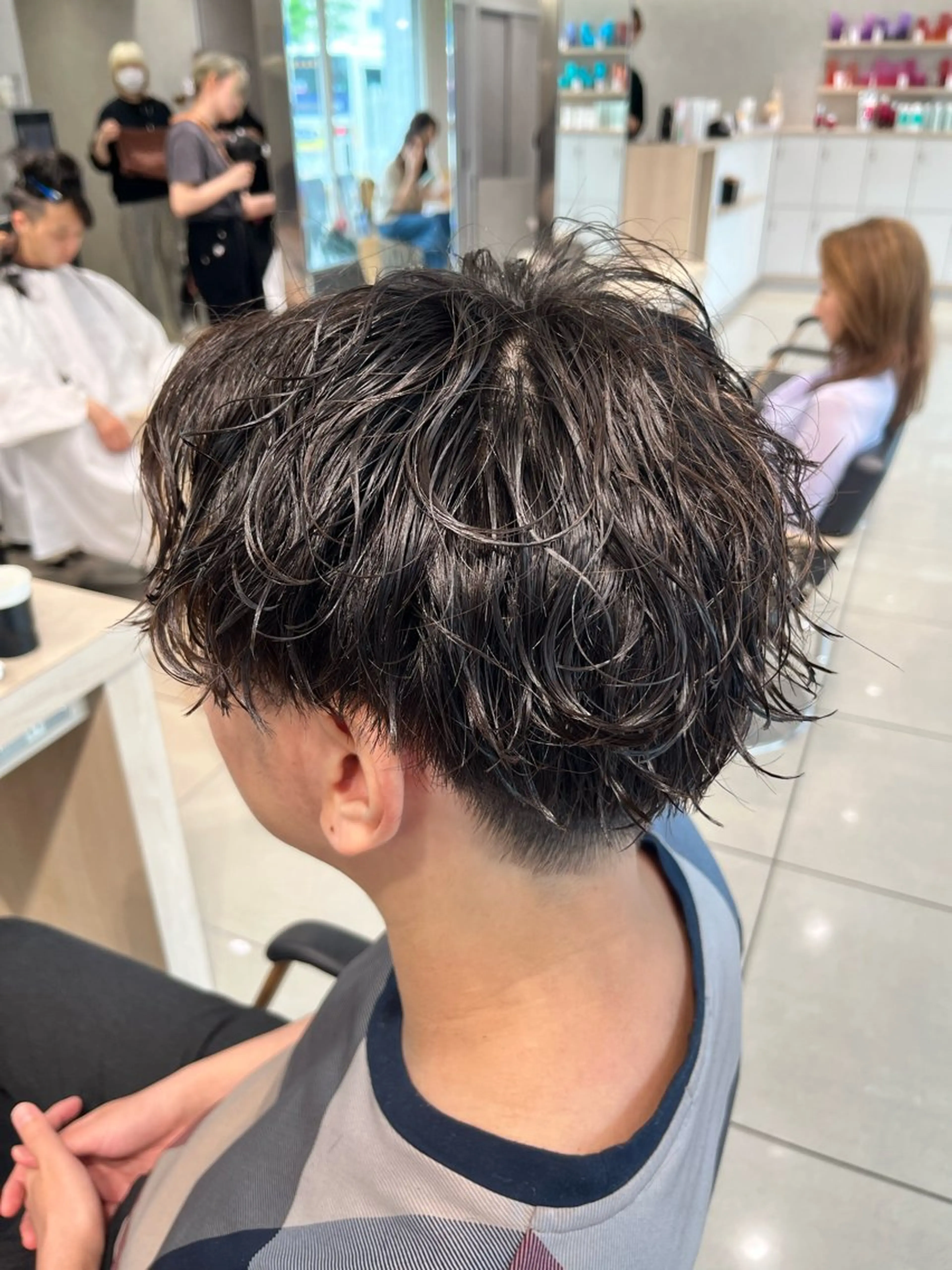 パーマ メンズ センターパート メンズパーマ 波巻きパーマ スパイラルパーマ カット パーマ トリートメント 巖本 真希のヘアスタイル