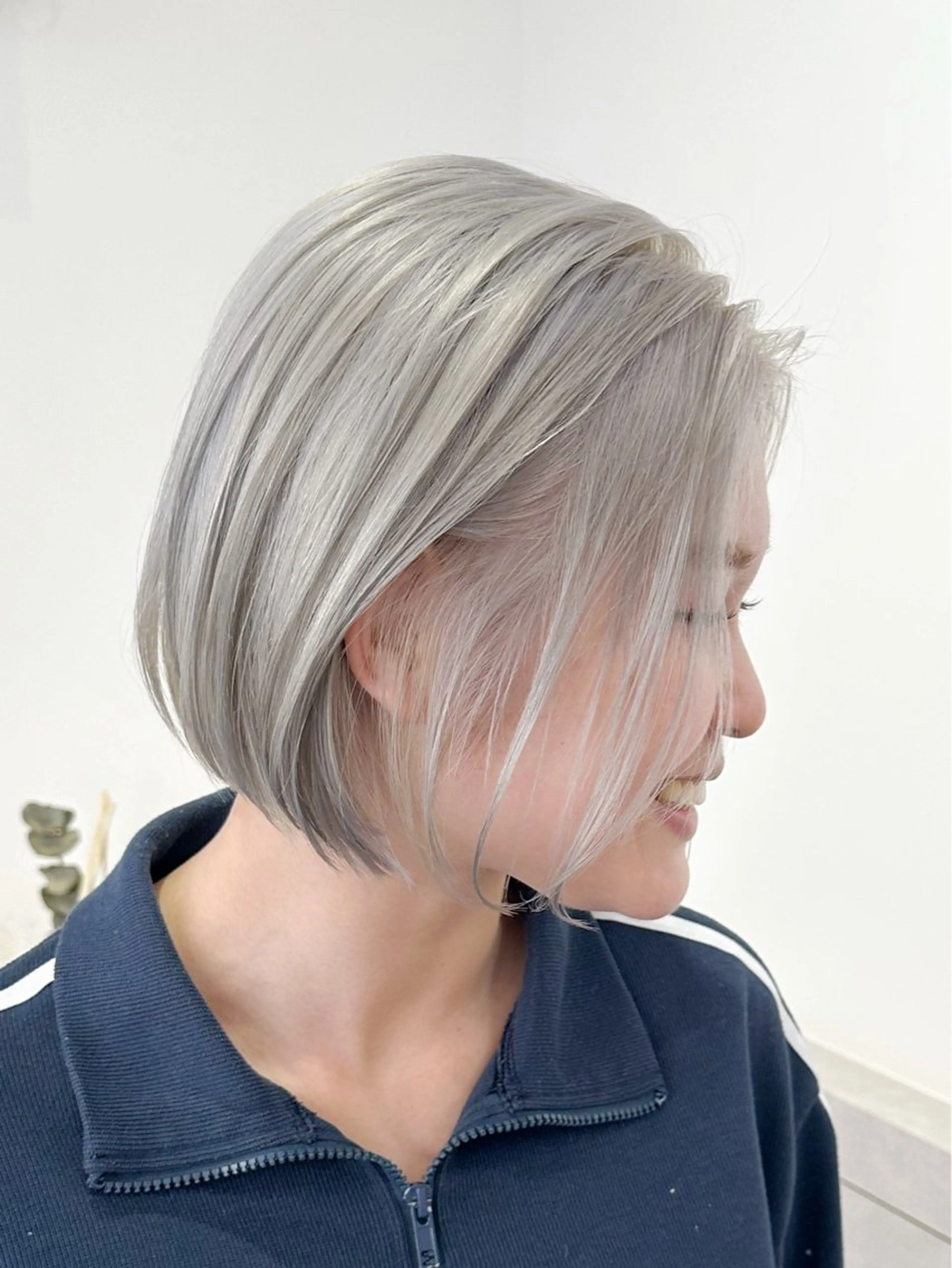 ショート カラー ブリーチ シルバー ホワイトシルバー ボブ hair salon suiw所属・ハイトーンショート 特化吉田義隆のヘアスタイル